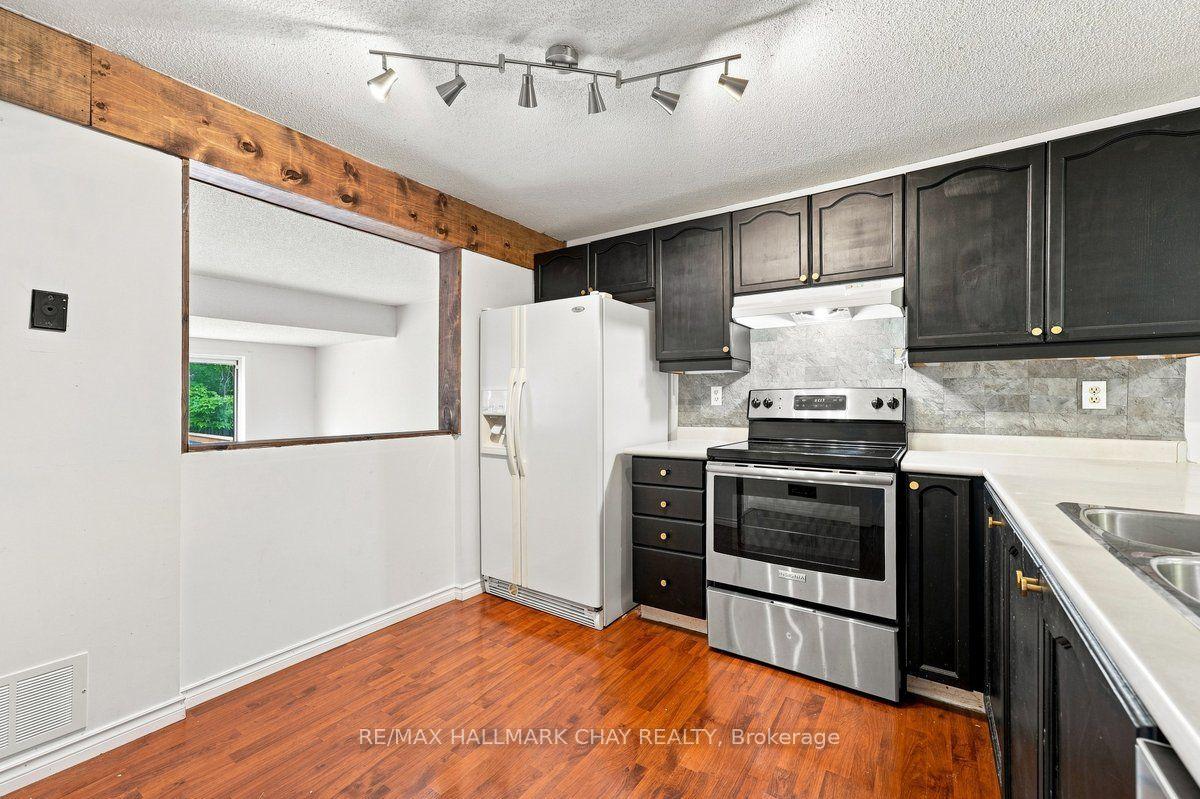 Photo 4 of 26 Whitehorn Crescent, Barrie, Holly — HOMEH