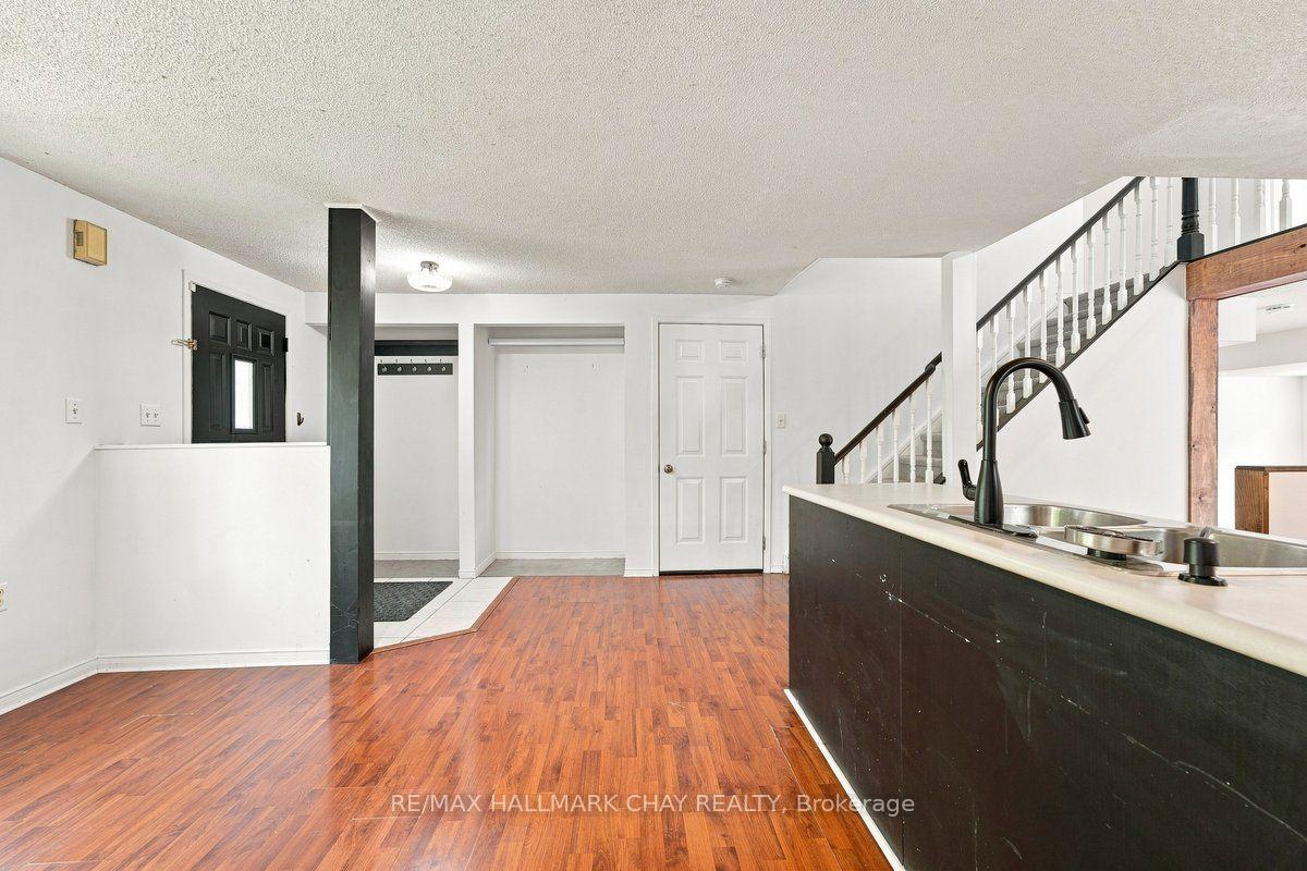 Photo 5 of 26 Whitehorn Crescent, Barrie, Holly — HOMEH