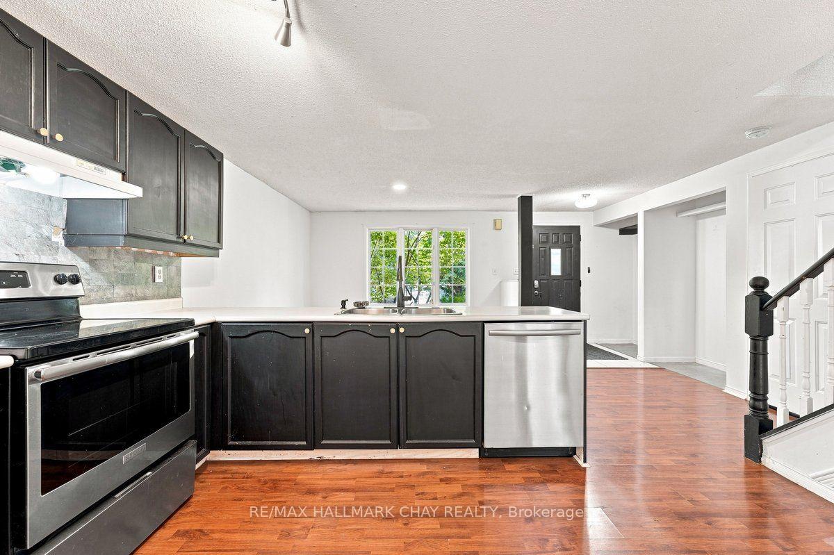 Photo 7 of 26 Whitehorn Crescent, Barrie, Holly — HOMEH