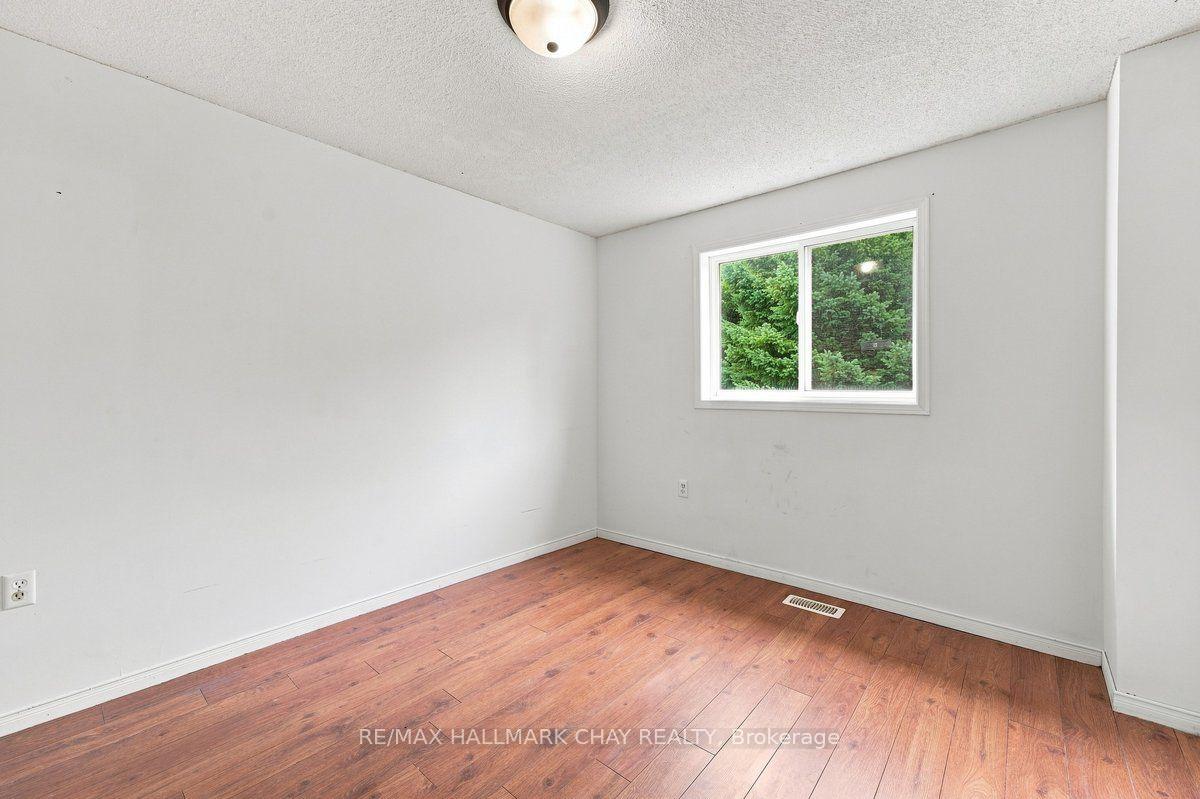 Photo 12 of 26 Whitehorn Crescent, Barrie, Holly — HOMEH