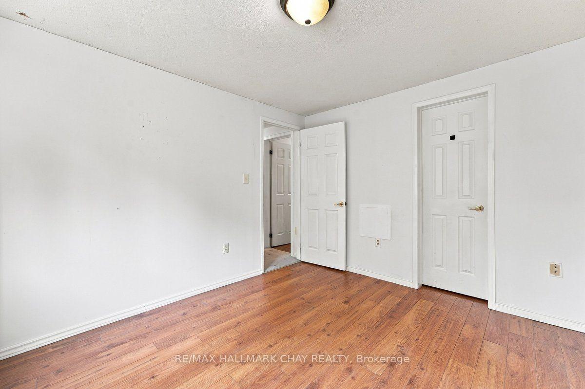 Photo 13 of 26 Whitehorn Crescent, Barrie, Holly — HOMEH