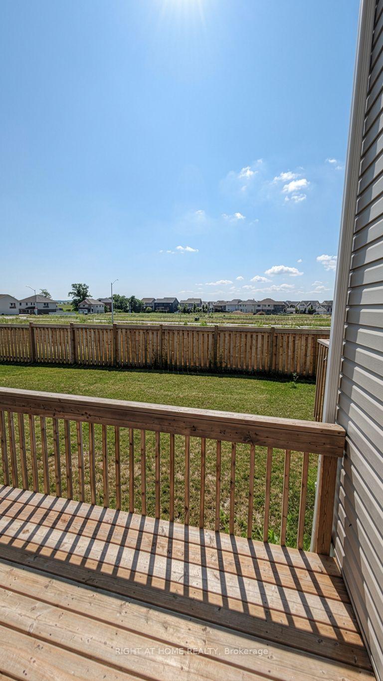Photo 2 of 17 Rochester Drive, Barrie, Rural Barrie Southeast — HOMEH
