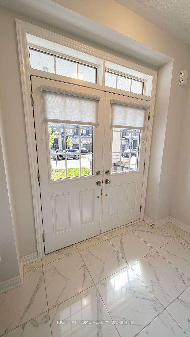 Photo 3 of 17 Rochester Drive, Barrie, Rural Barrie Southeast — HOMEH