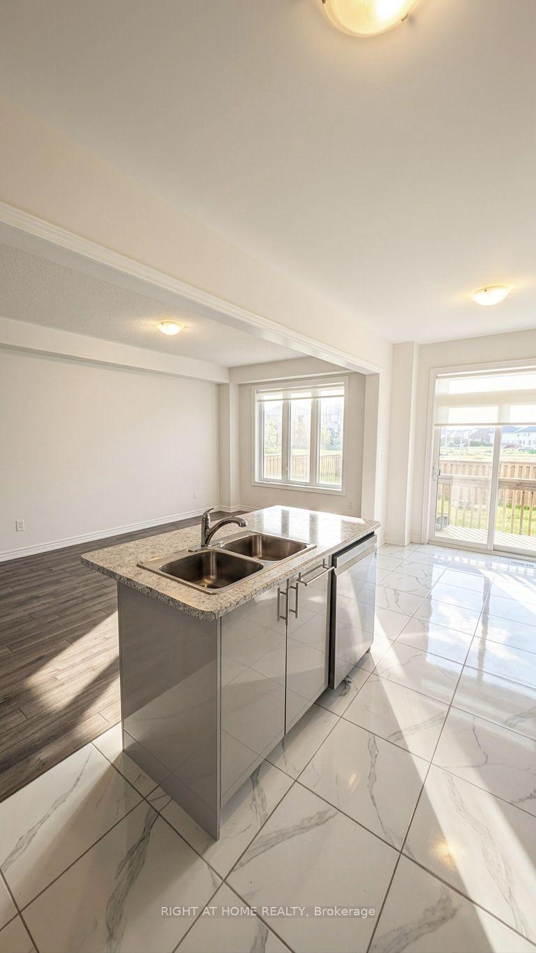 Photo 7 of 17 Rochester Drive, Barrie, Rural Barrie Southeast — HOMEH