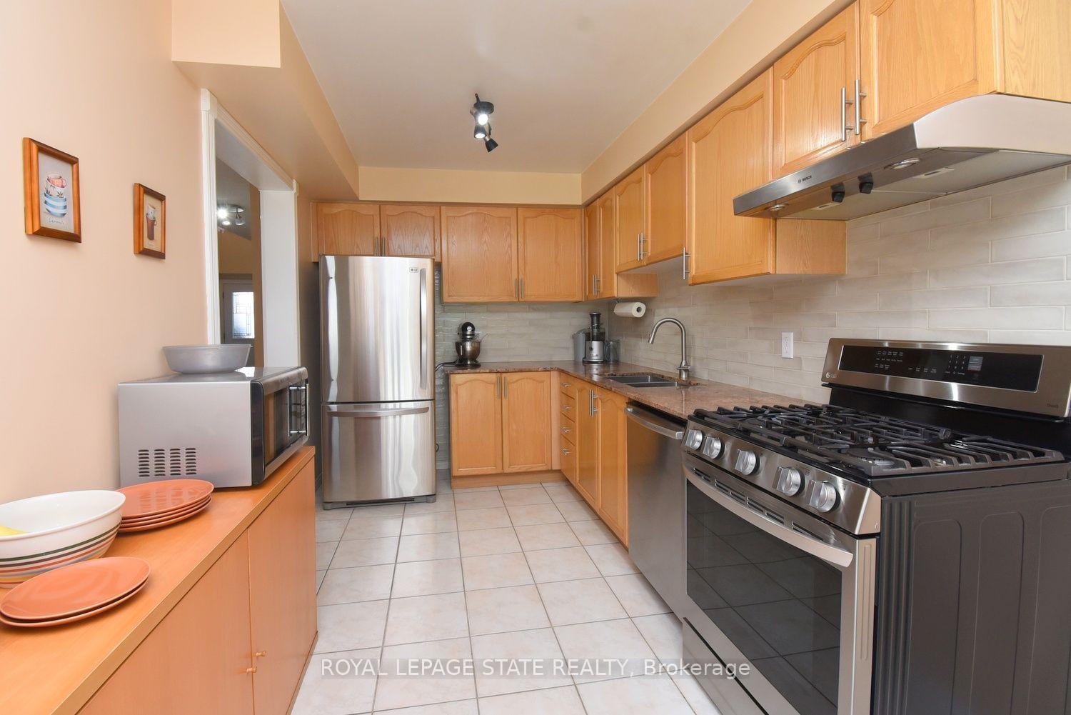Photo 11 of 57 Townmansion Drive, Hamilton, Lisgar — HOMEH