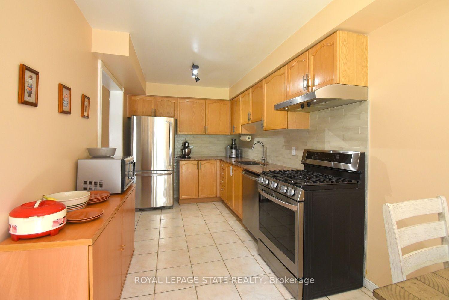 Photo 15 of 57 Townmansion Drive, Hamilton, Lisgar — HOMEH