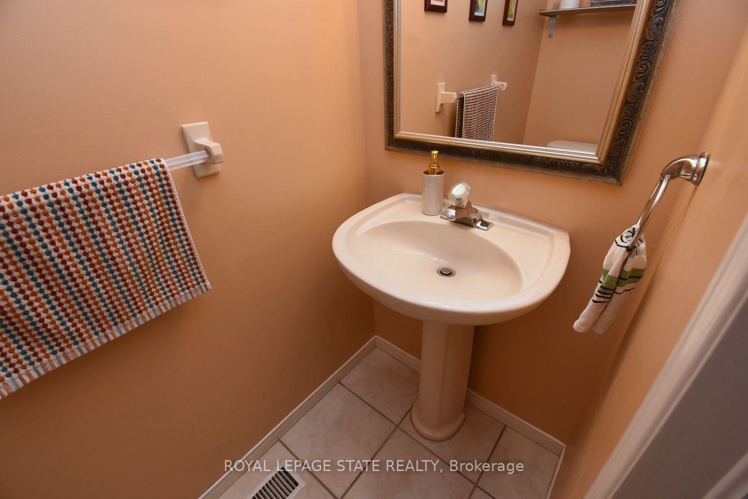 Photo 16 of 57 Townmansion Drive, Hamilton, Lisgar — HOMEH