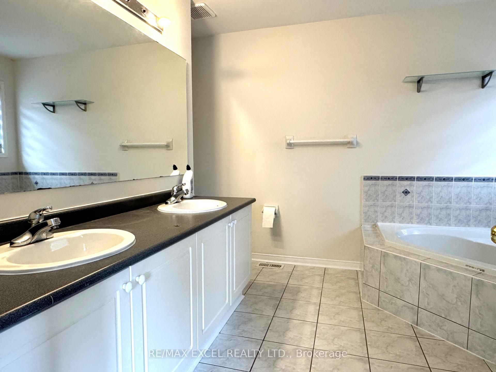Photo 15 of 13 Brooksmill Lane, Markham, Berczy — HOMEH
