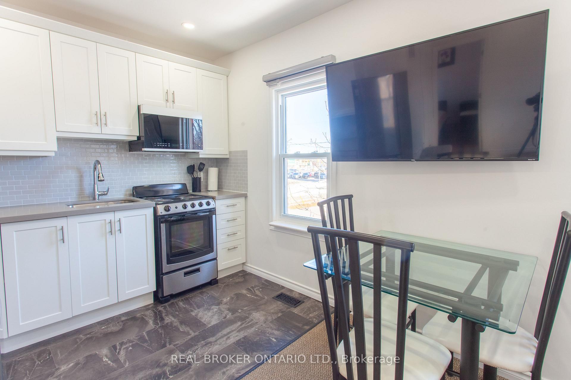 Photo 6 of Unit UPPER, 231 Front Street S, Orillia — HOMEH