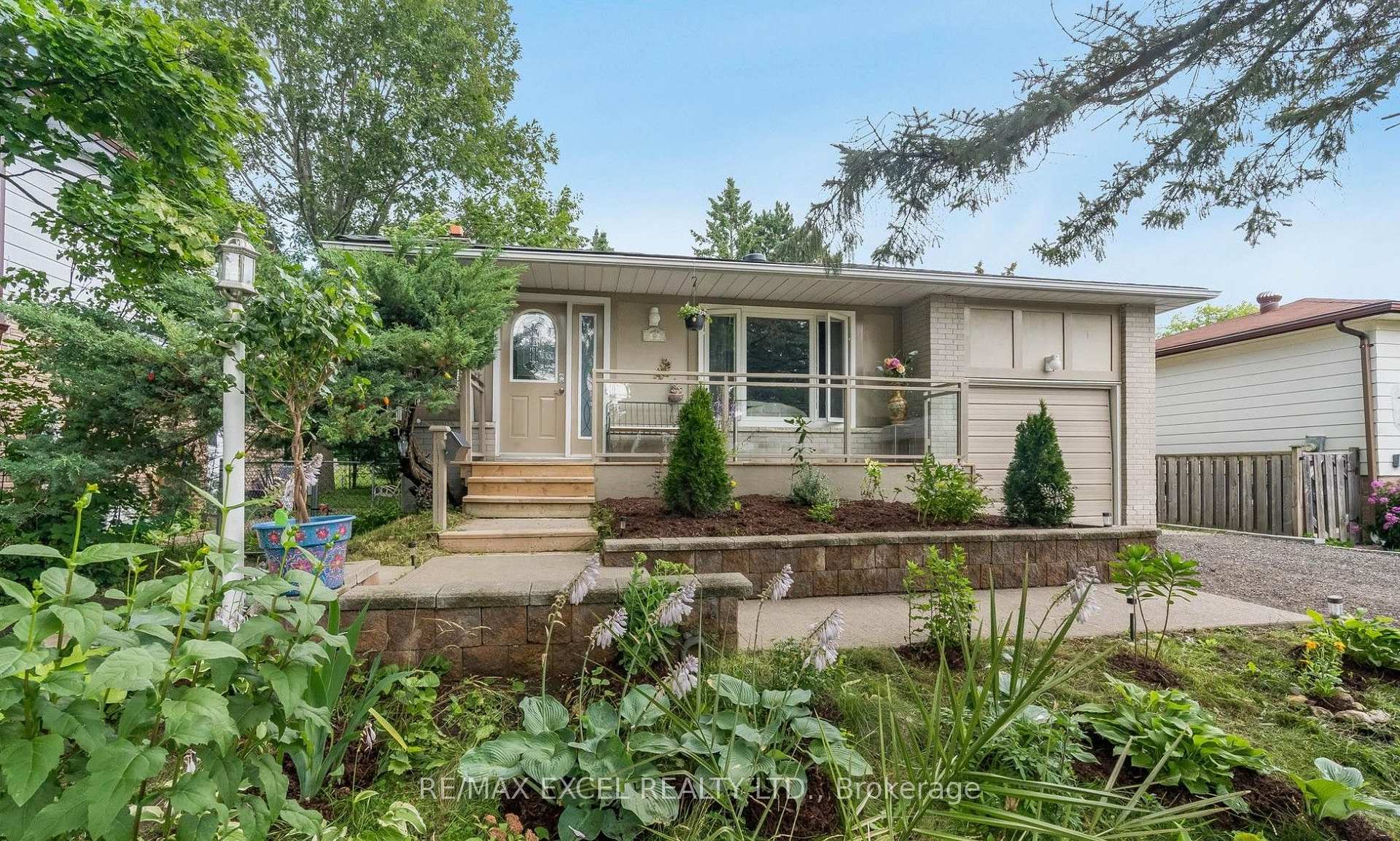 Photo 2 of 12 College Crescent, Barrie, Grove East — HOMEH
