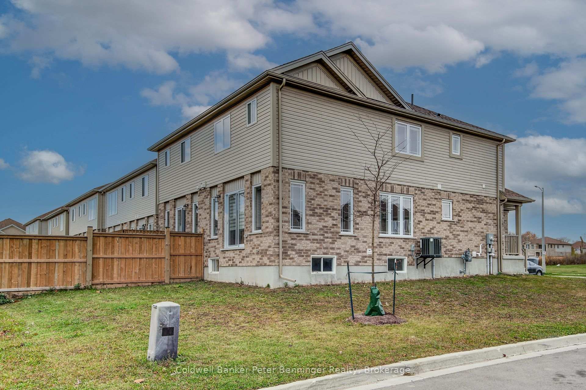 Photo 4 of 77 John Brabson Crescent, Guelph, Kortright East — HOMEH