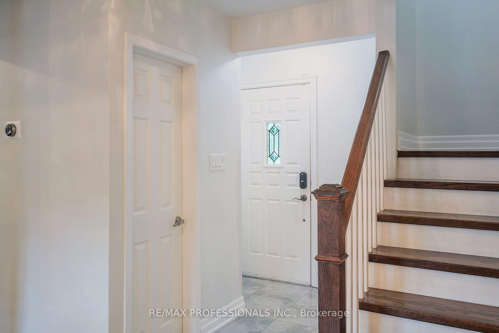 Photo 5 of 38 Boxwood Road, Etobicoke, Markland Wood — HOMEH