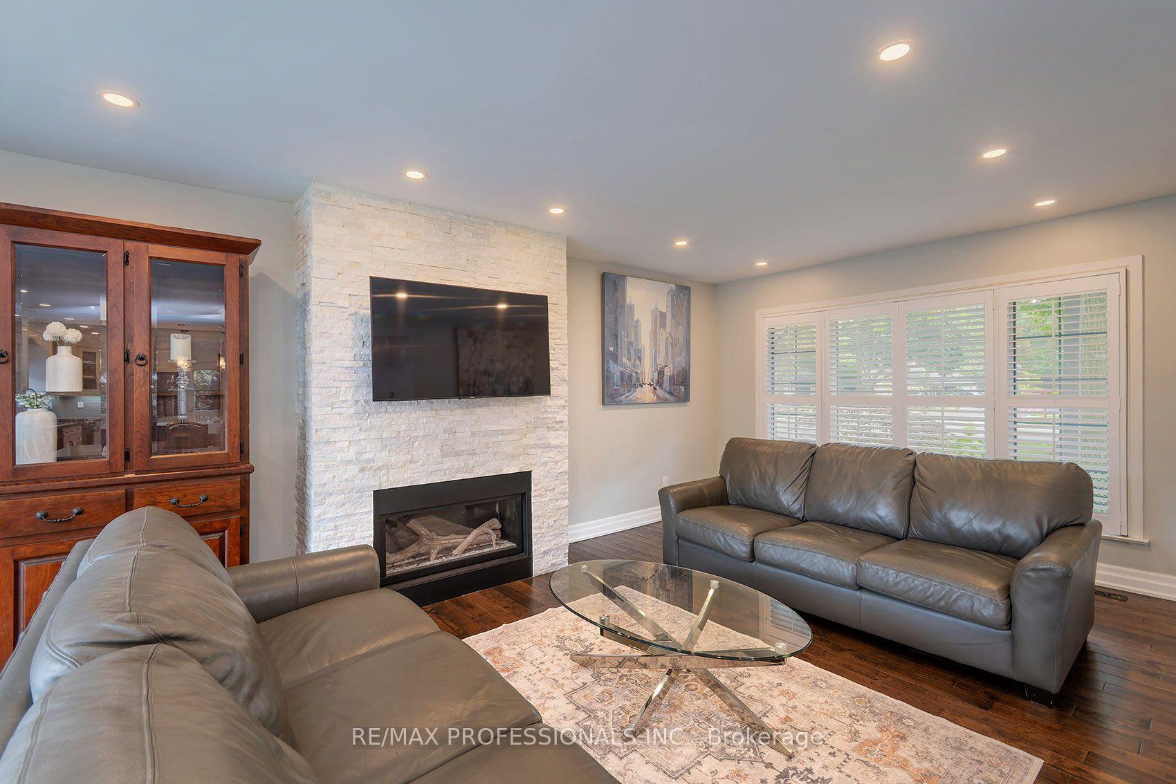 Photo 6 of 38 Boxwood Road, Etobicoke, Markland Wood — HOMEH
