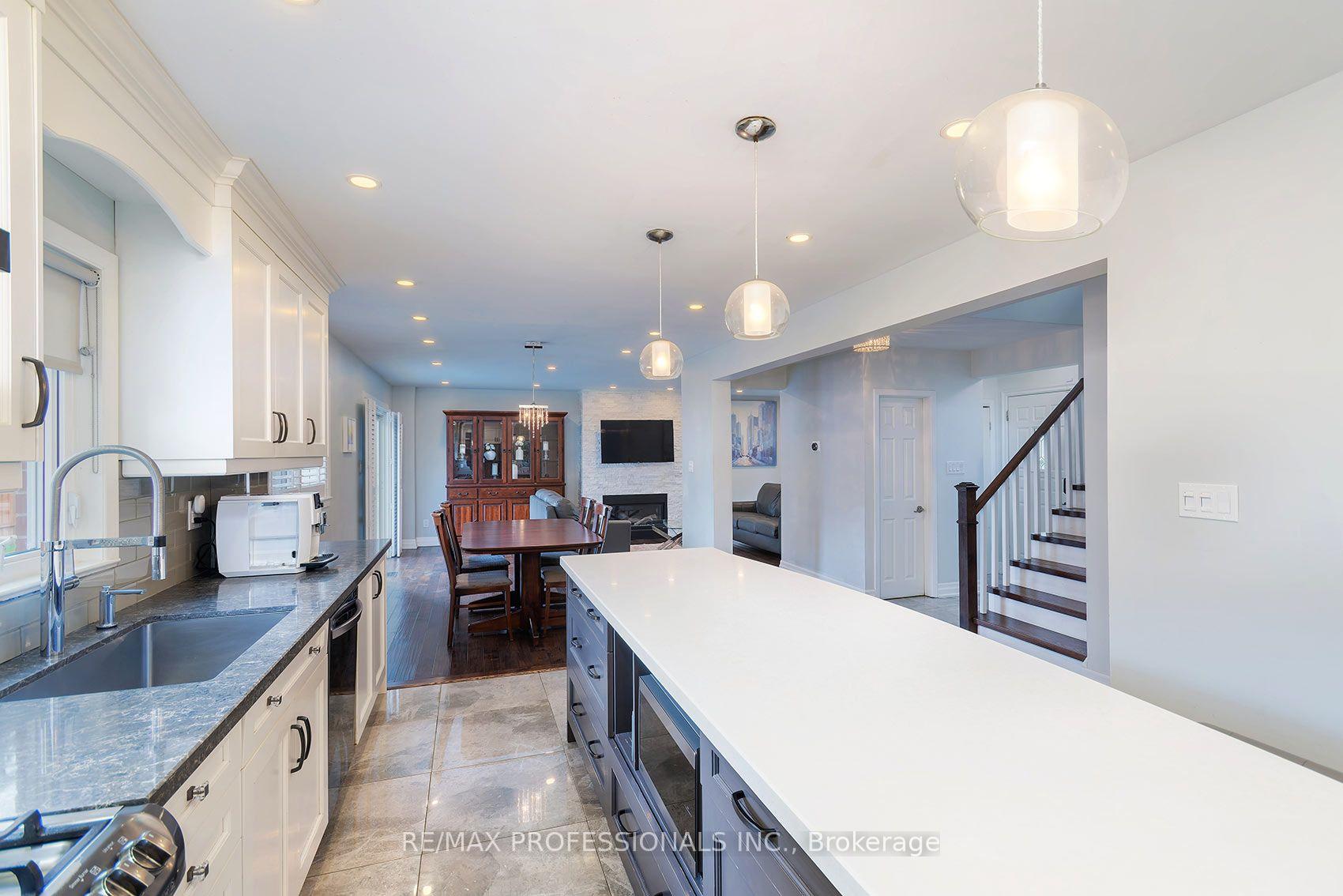 Photo 10 of 38 Boxwood Road, Etobicoke, Markland Wood — HOMEH