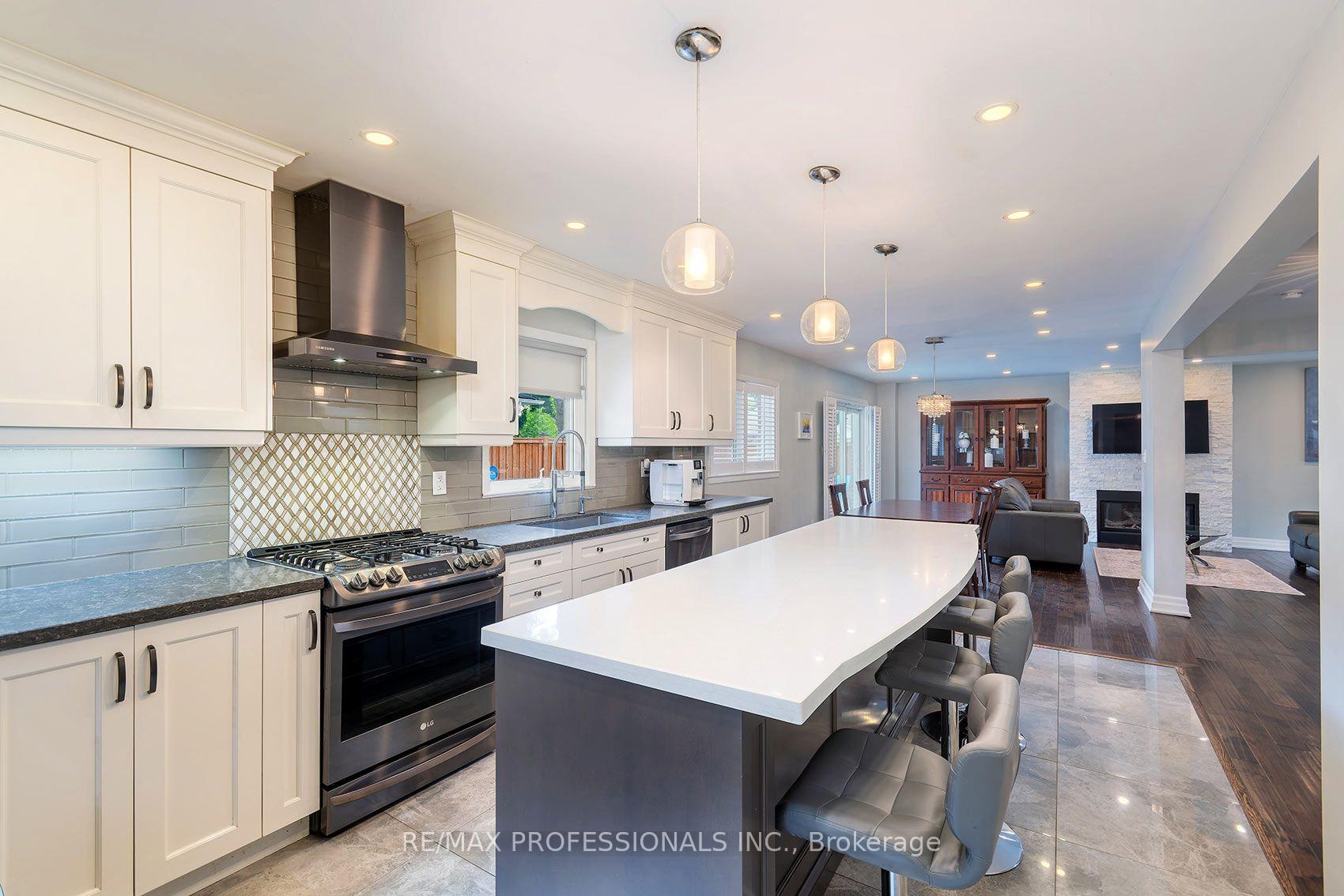 Photo 12 of 38 Boxwood Road, Etobicoke, Markland Wood — HOMEH
