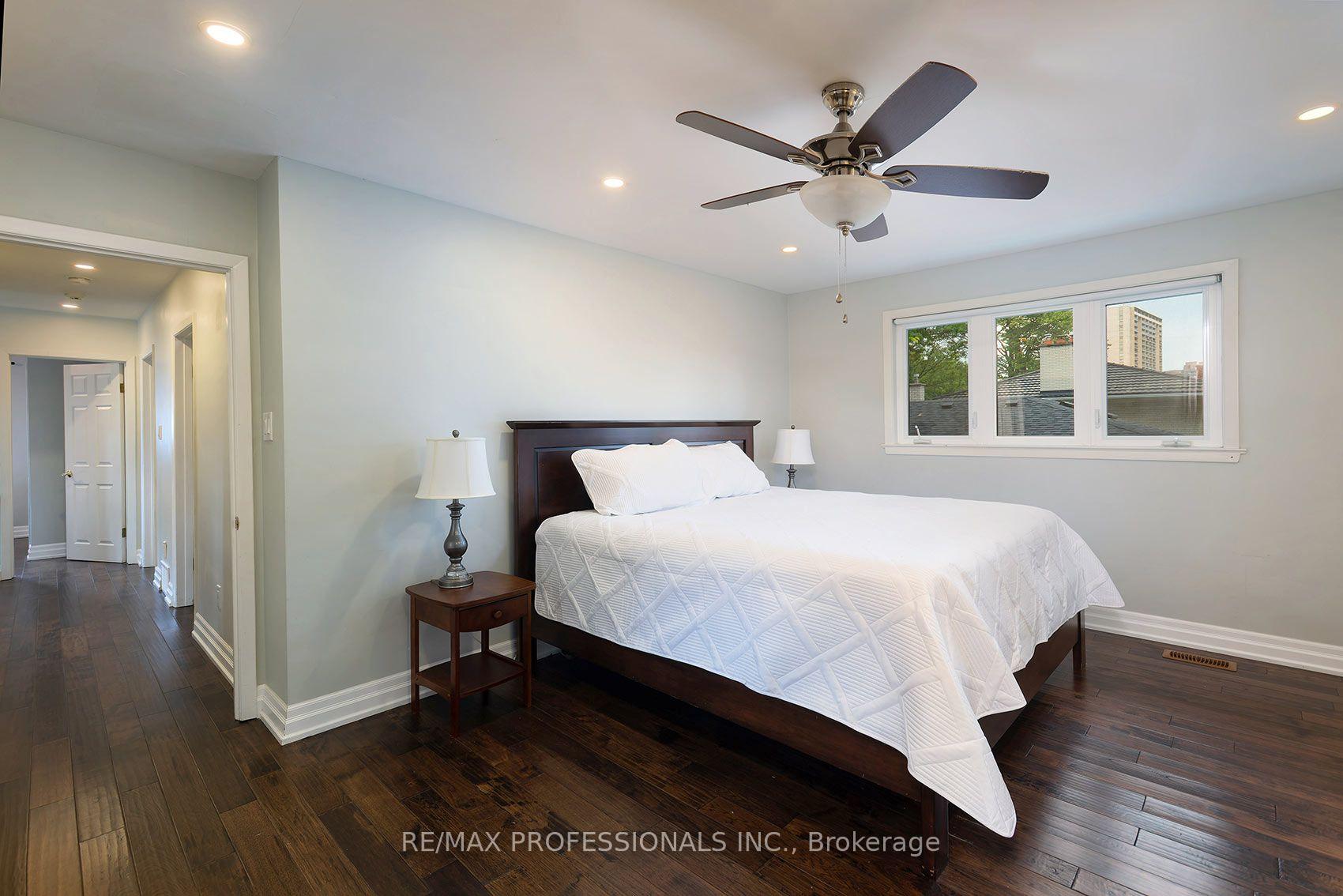 Photo 16 of 38 Boxwood Road, Etobicoke, Markland Wood — HOMEH