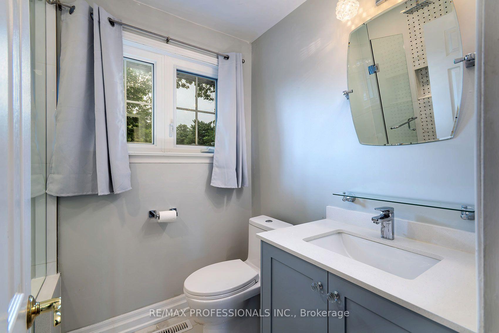 Photo 19 of 38 Boxwood Road, Etobicoke, Markland Wood — HOMEH