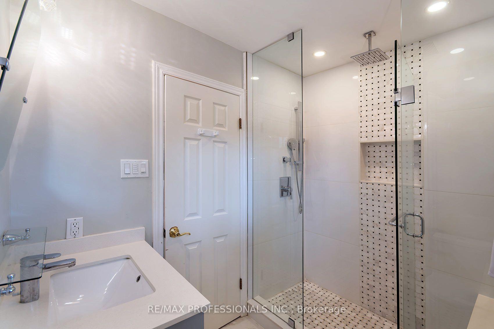 Photo 20 of 38 Boxwood Road, Etobicoke, Markland Wood — HOMEH