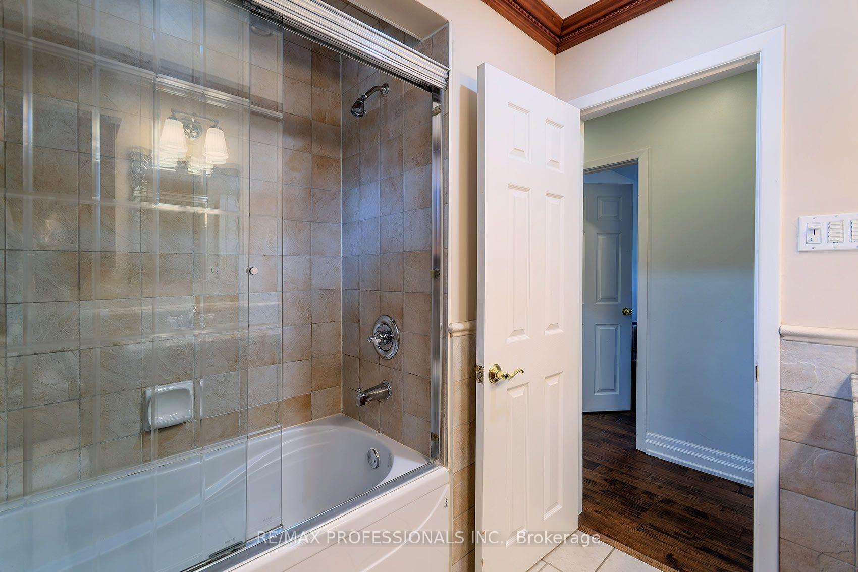 Photo 26 of 38 Boxwood Road, Etobicoke, Markland Wood — HOMEH