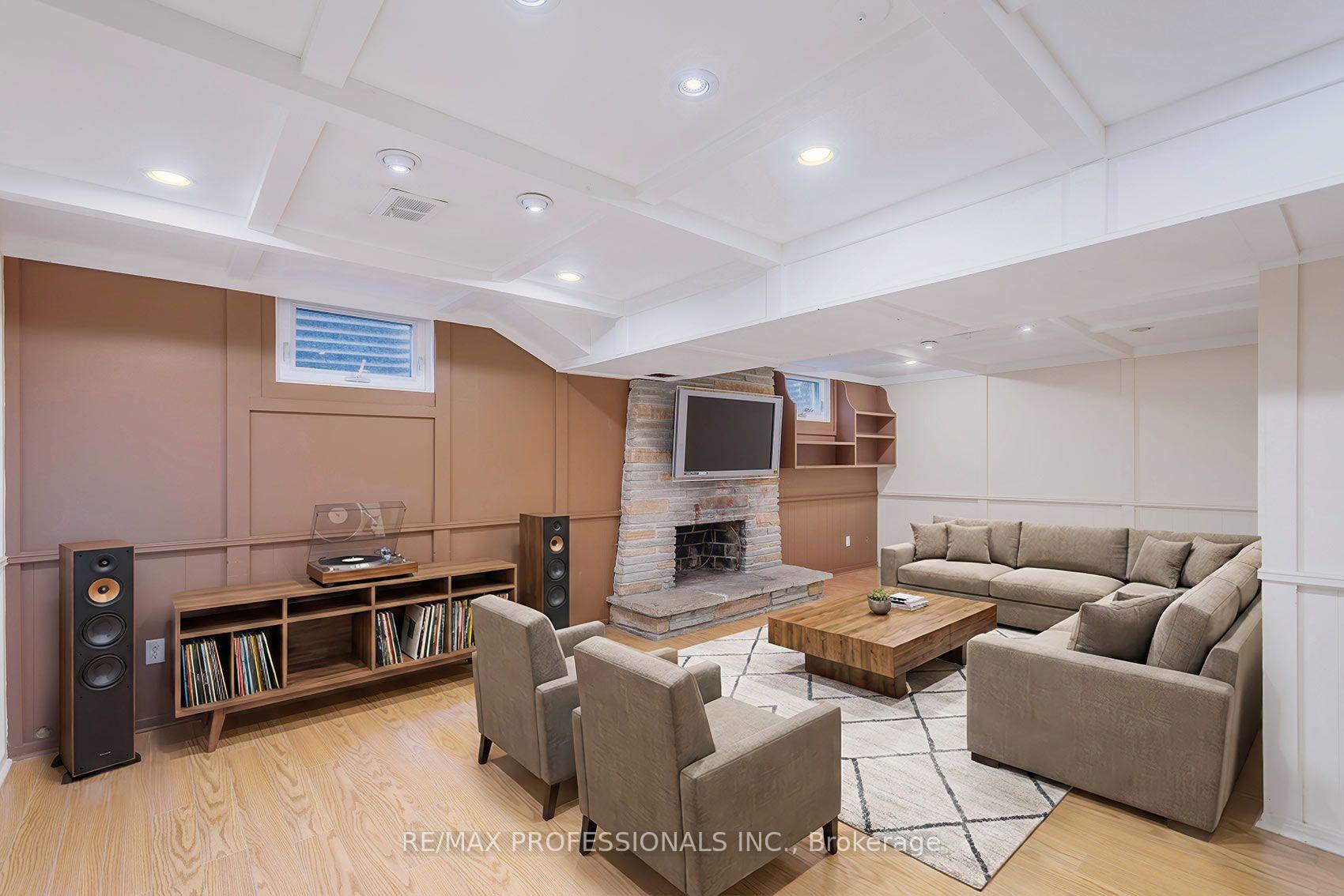 Photo 28 of 38 Boxwood Road, Etobicoke, Markland Wood — HOMEH