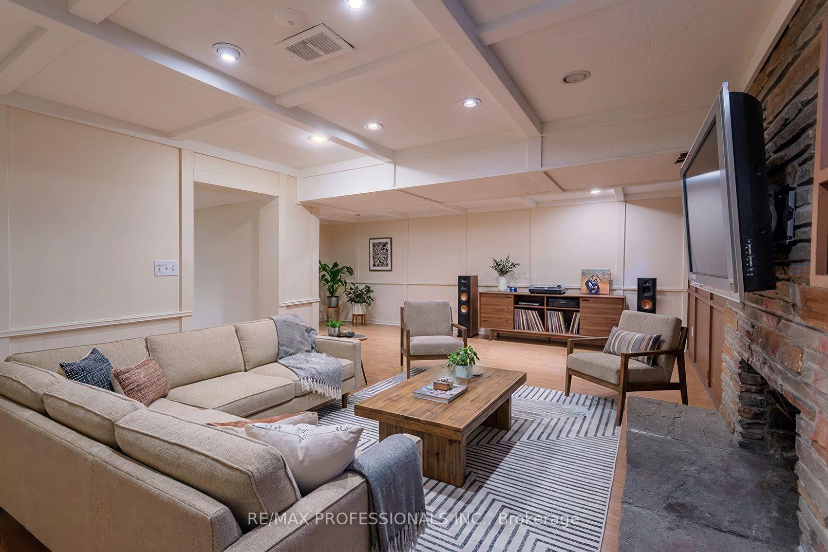Photo 29 of 38 Boxwood Road, Etobicoke, Markland Wood — HOMEH