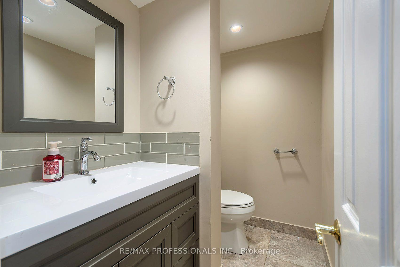 Photo 32 of 38 Boxwood Road, Etobicoke, Markland Wood — HOMEH