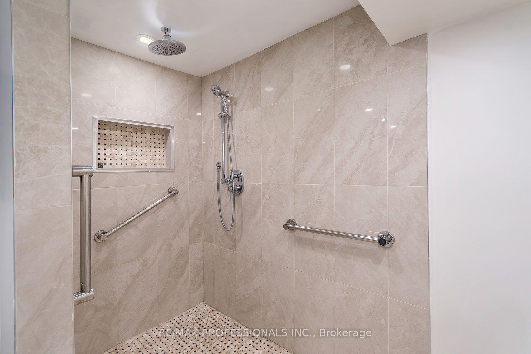 Photo 33 of 38 Boxwood Road, Etobicoke, Markland Wood — HOMEH