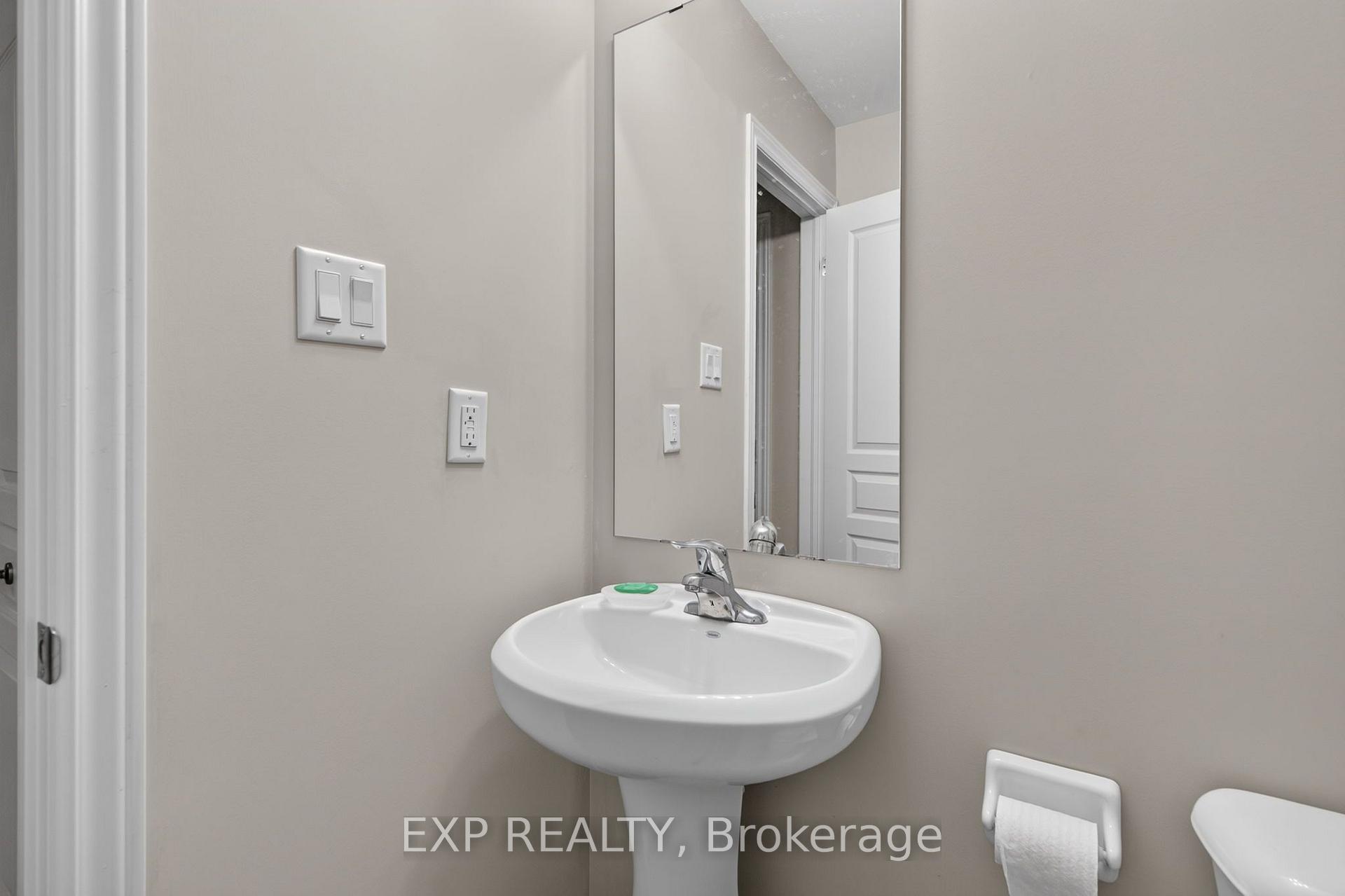 Photo 5 of 930 Silverfox Crescent, London, North S — HOMEH