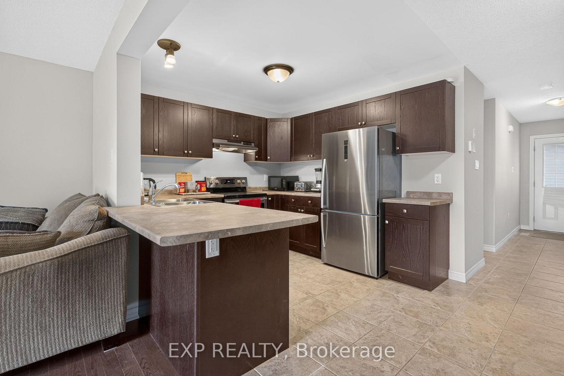Photo 9 of 930 Silverfox Crescent, London, North S — HOMEH