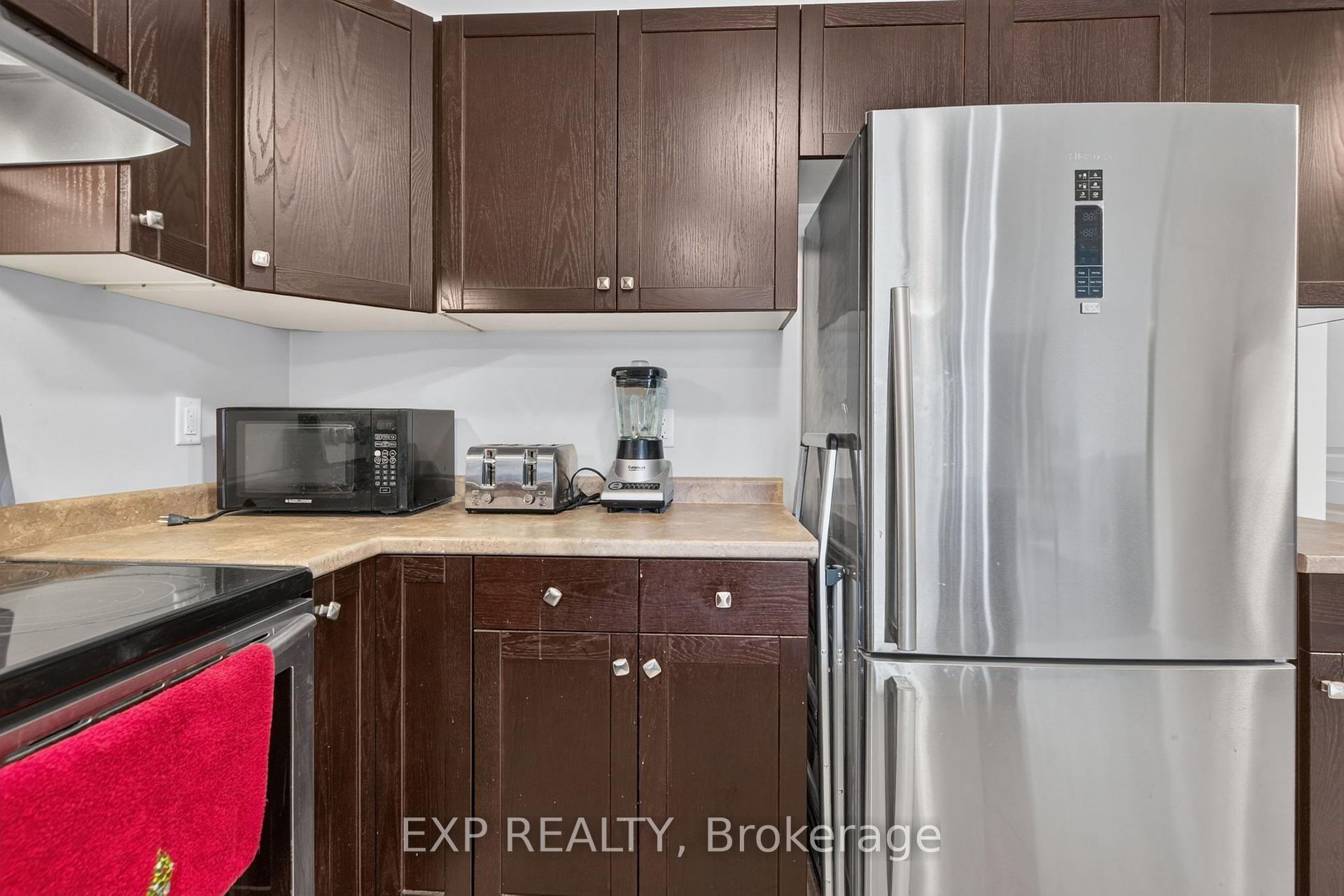Photo 10 of 930 Silverfox Crescent, London, North S — HOMEH