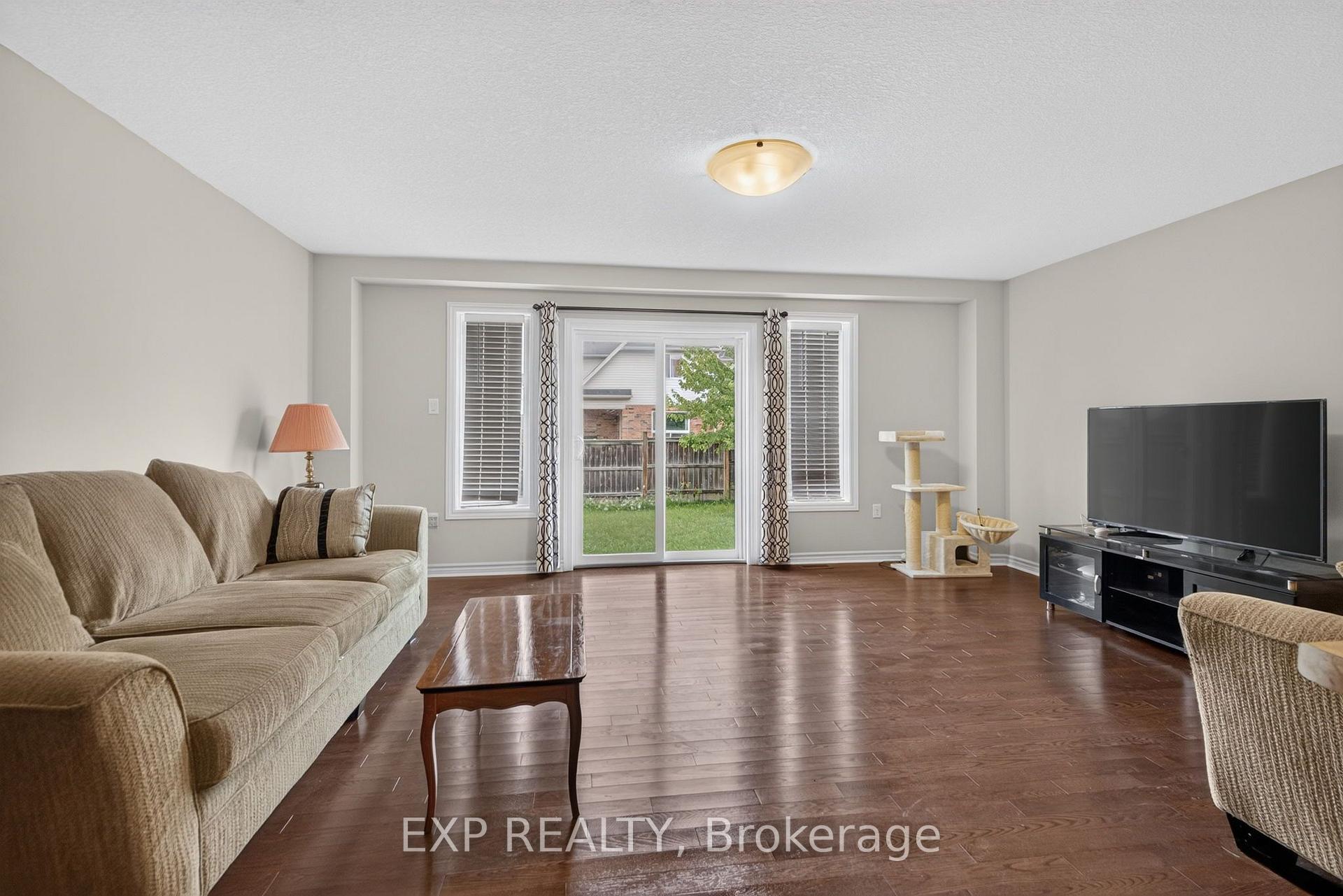 Photo 13 of 930 Silverfox Crescent, London, North S — HOMEH