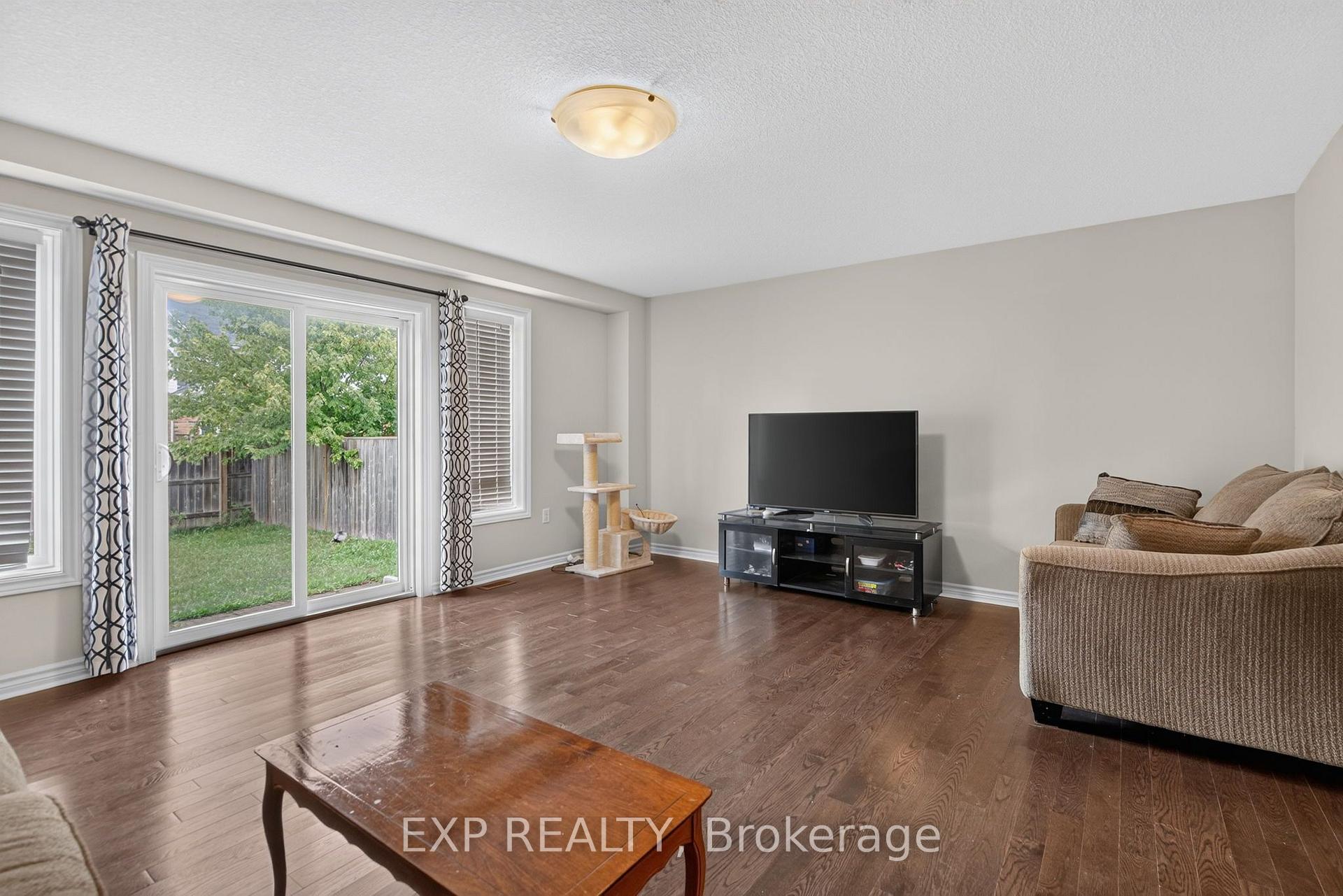 Photo 14 of 930 Silverfox Crescent, London, North S — HOMEH