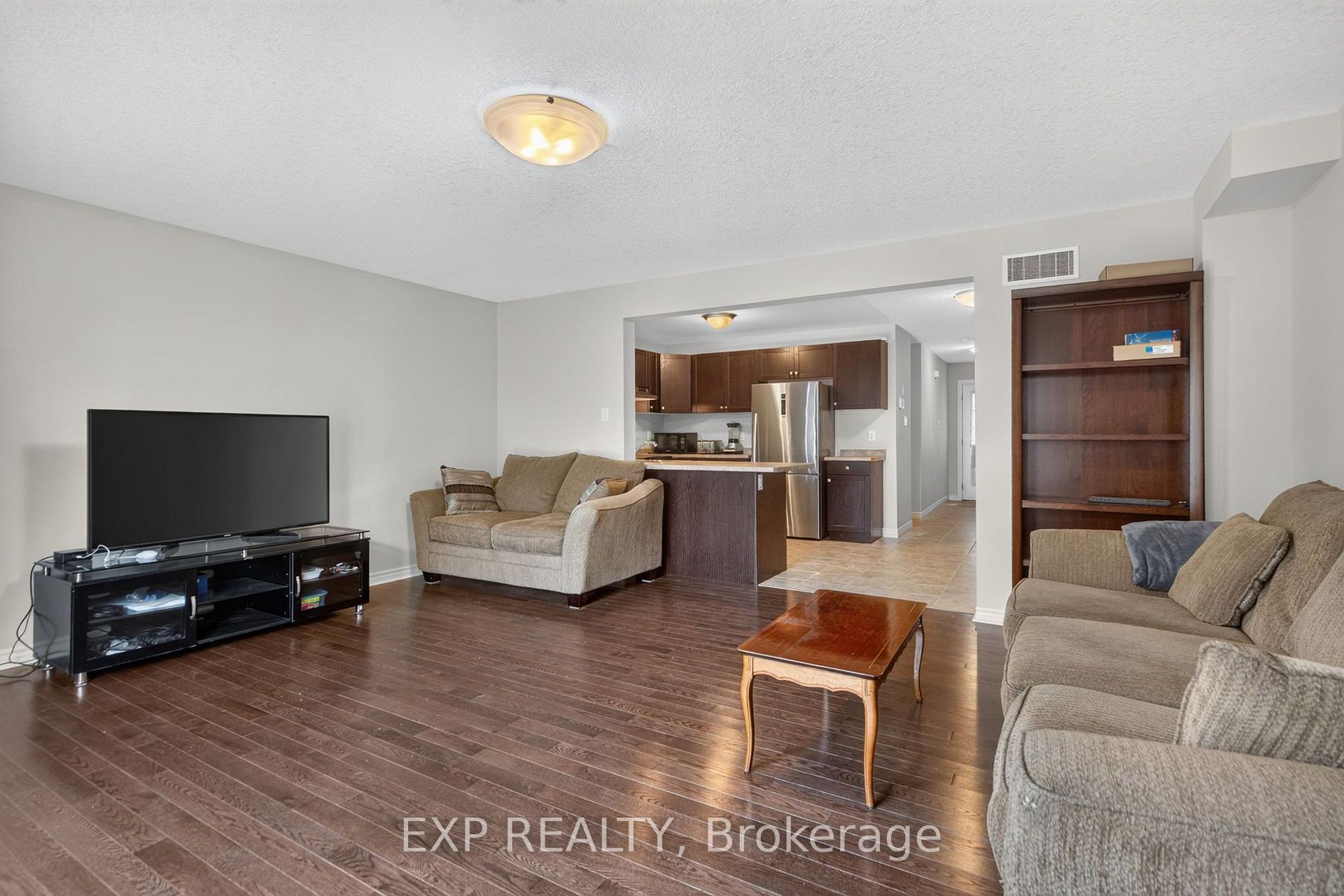 Photo 17 of 930 Silverfox Crescent, London, North S — HOMEH