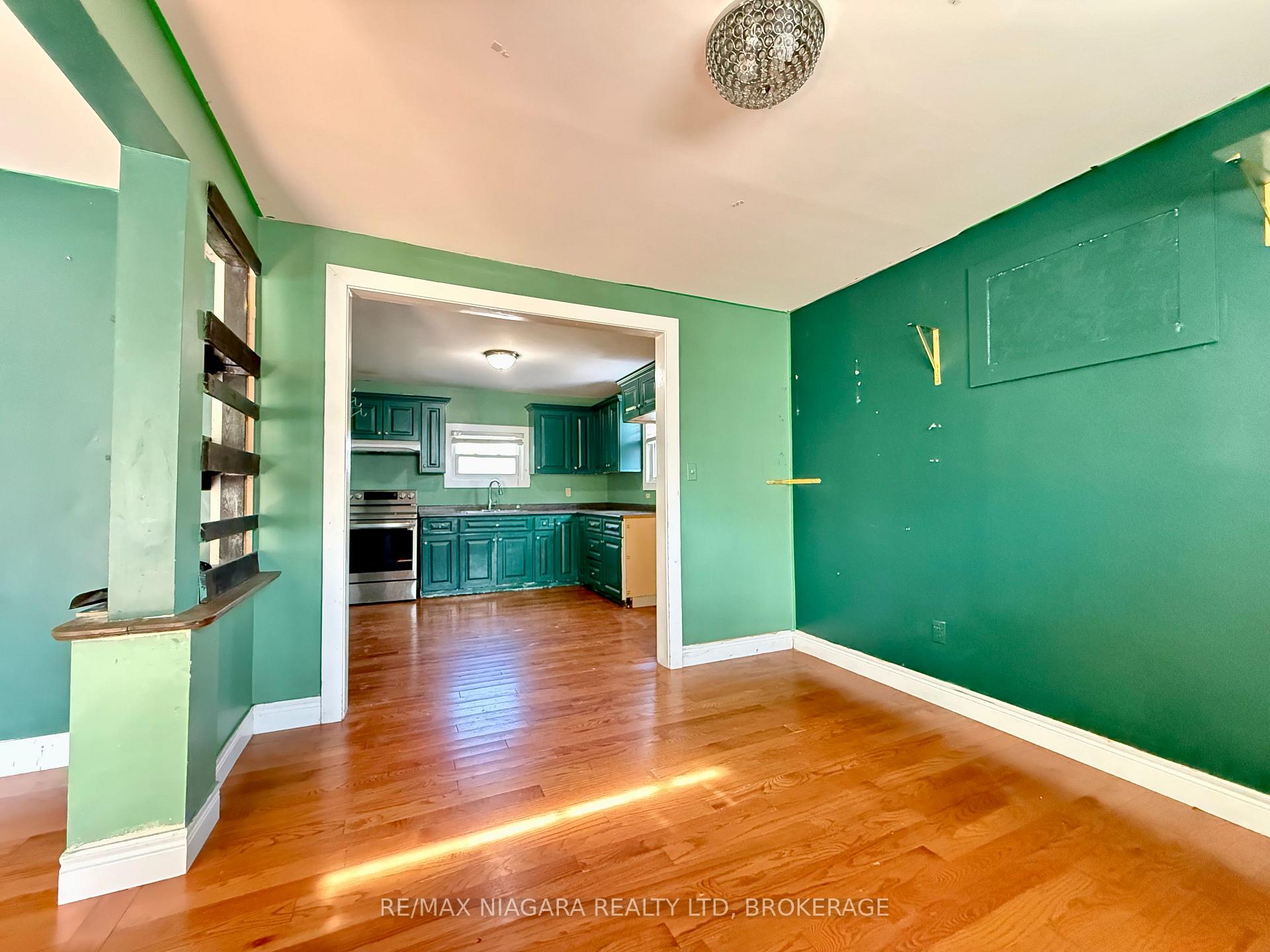 Photo 2 of 4218 Drummond Road, Niagara Falls, Cherrywood — HOMEH