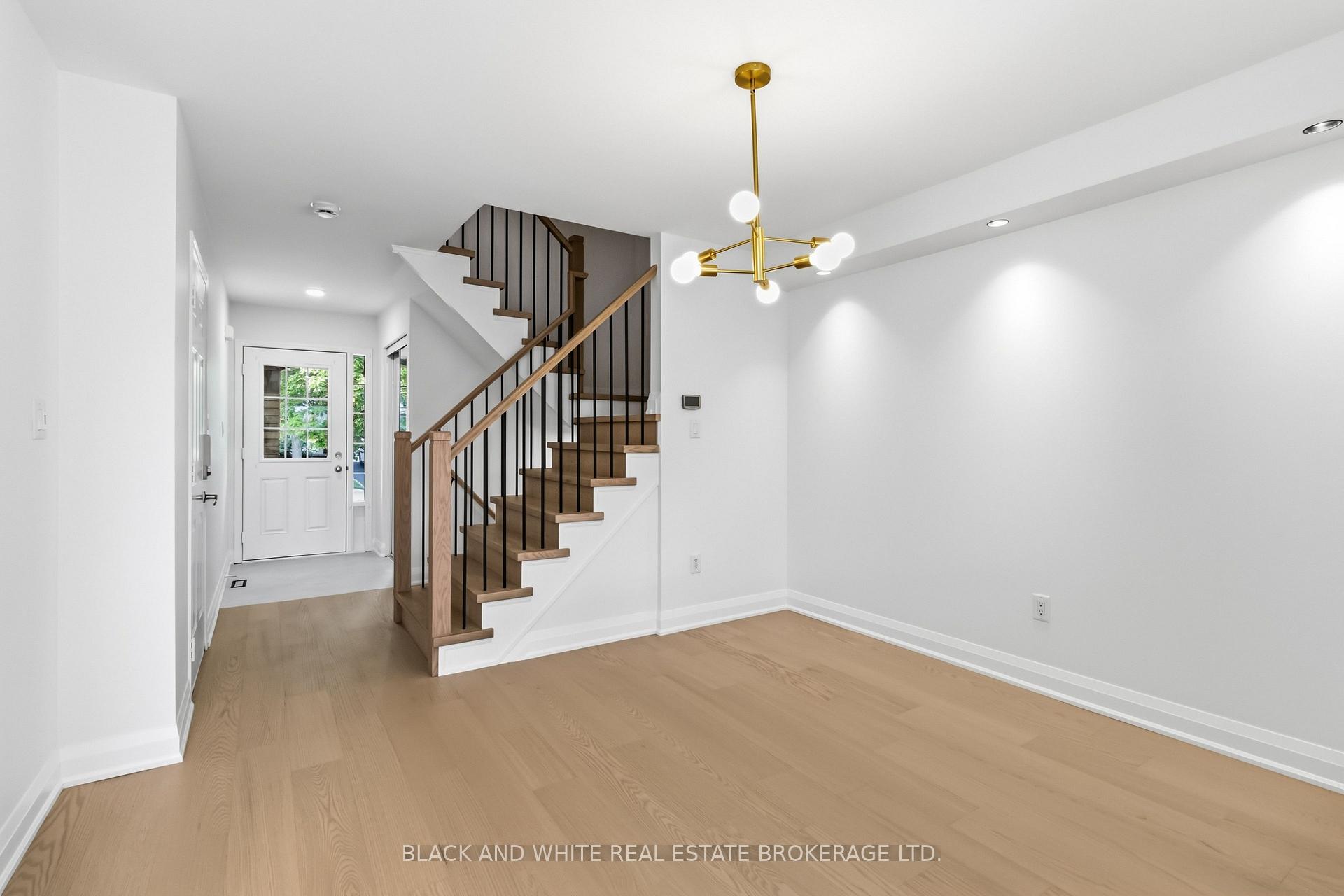 Photo 3 of 3178 Stornoway Circle, Oakville, Bronte Creek — HOMEH