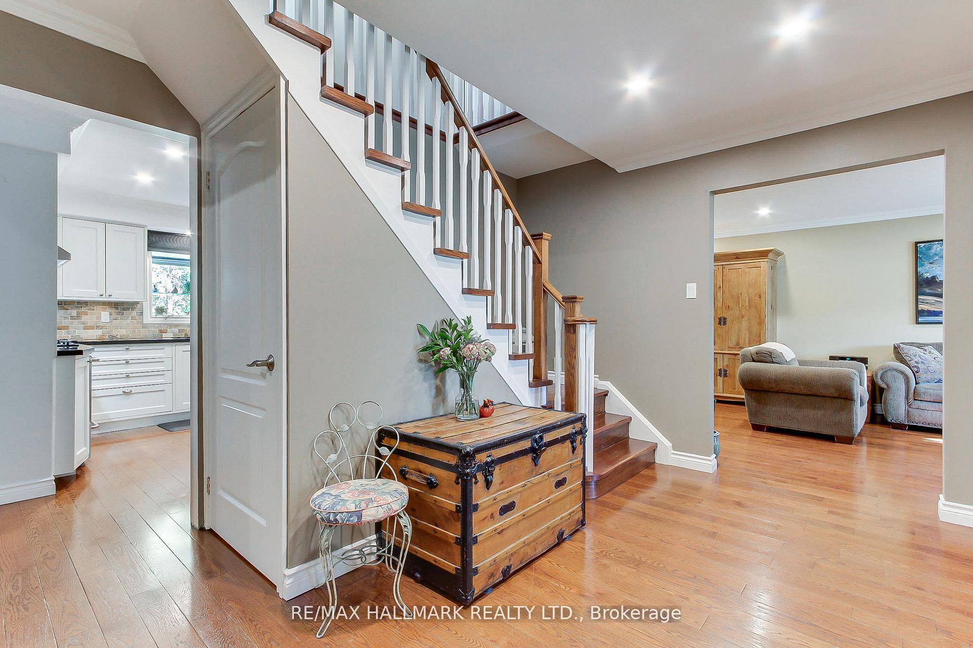 Photo 8 of 865 Arnold Crescent, Newmarket, Gorham-College Manor — HOMEH