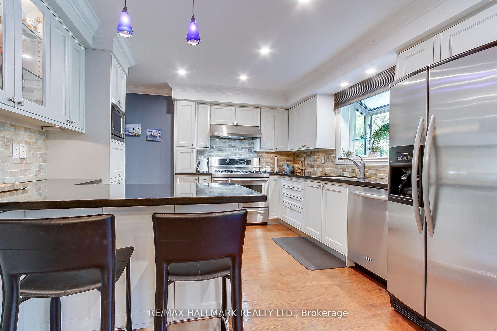 Photo 12 of 865 Arnold Crescent, Newmarket, Gorham-College Manor — HOMEH