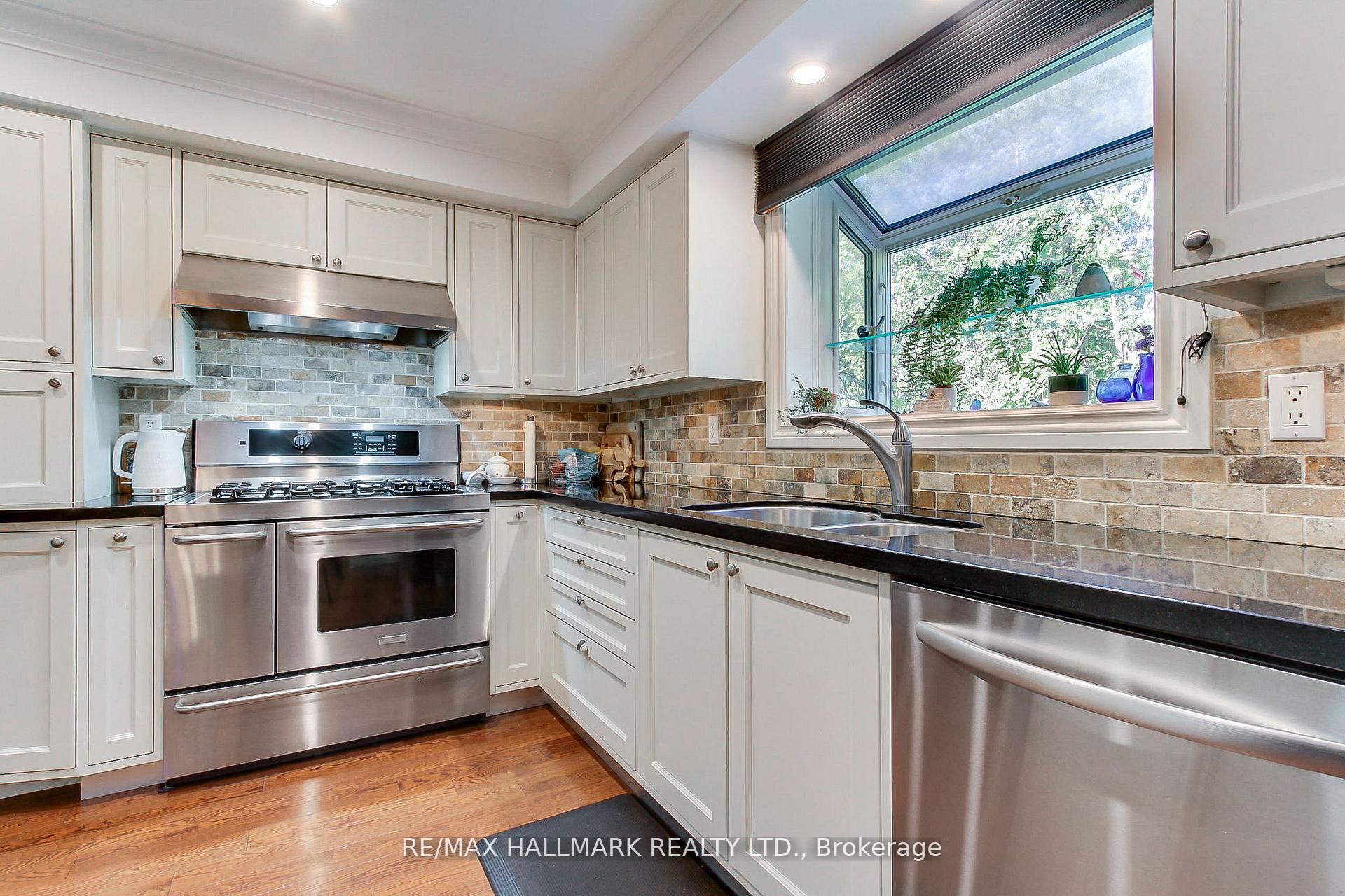 Photo 14 of 865 Arnold Crescent, Newmarket, Gorham-College Manor — HOMEH
