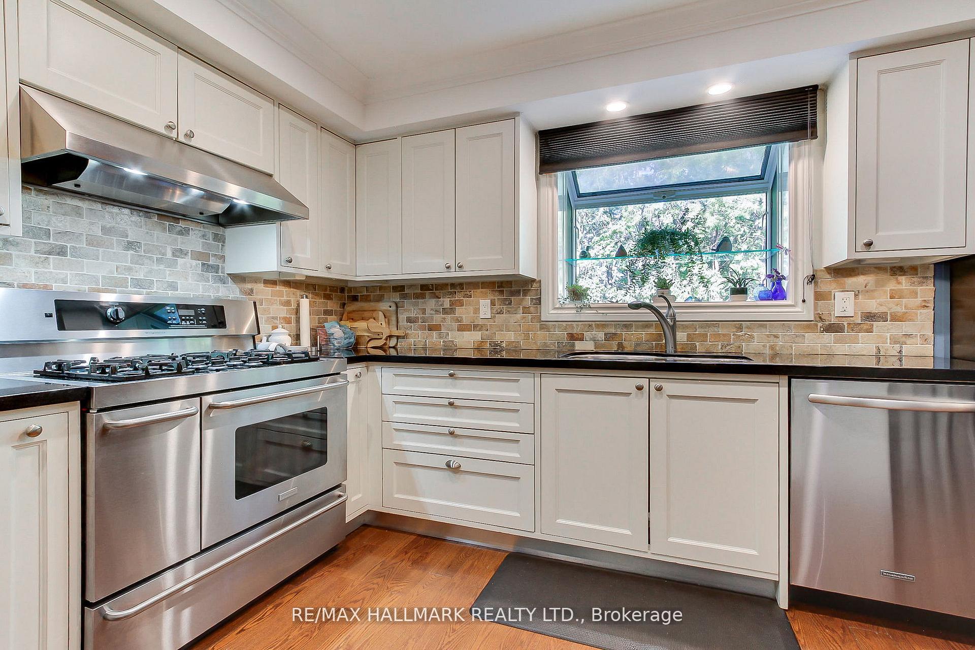 Photo 15 of 865 Arnold Crescent, Newmarket, Gorham-College Manor — HOMEH