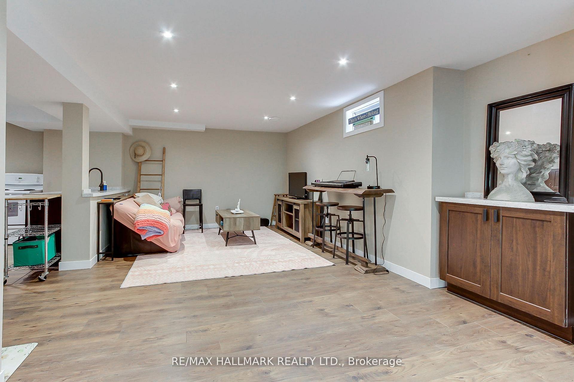 Photo 35 of 865 Arnold Crescent, Newmarket, Gorham-College Manor — HOMEH