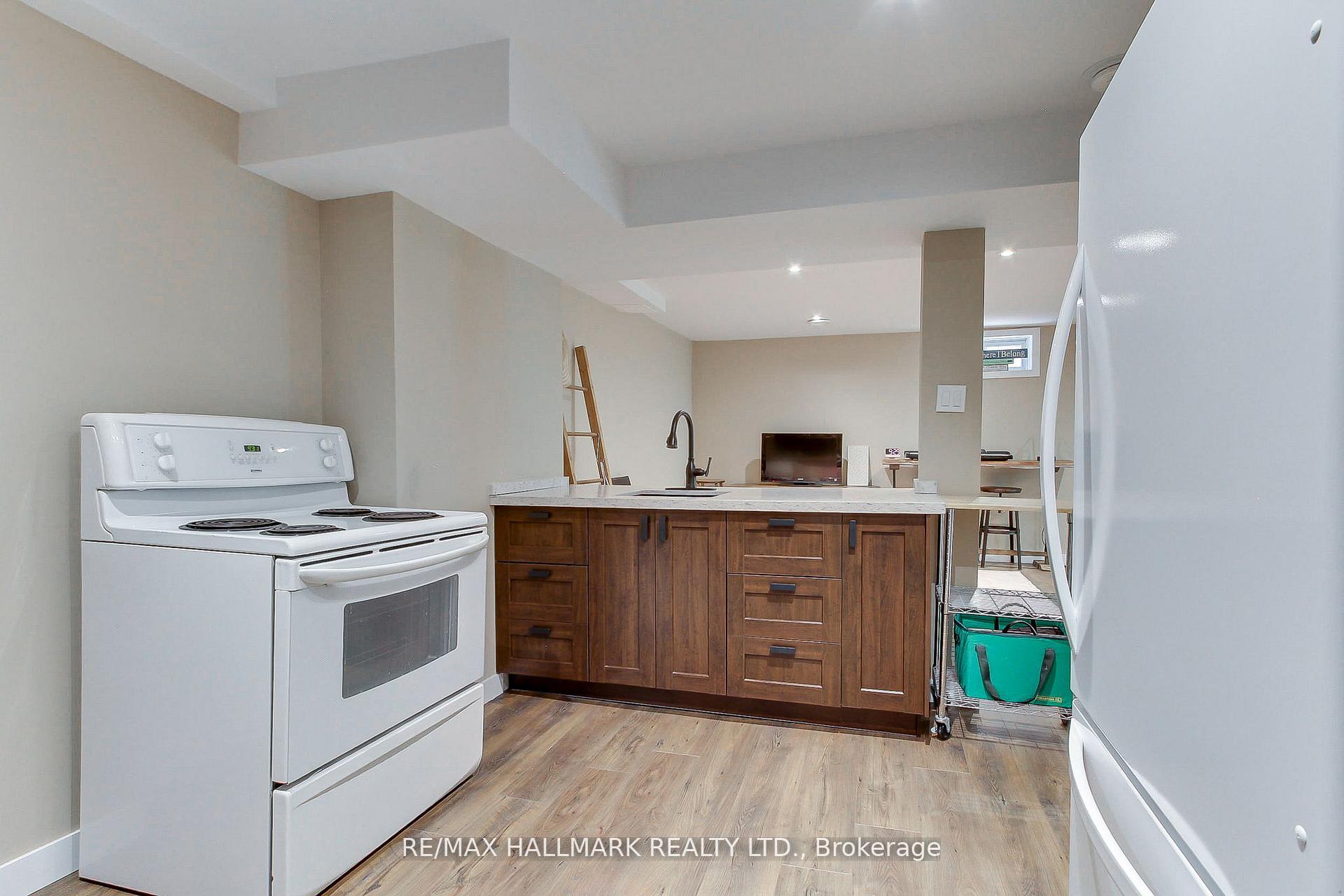 Photo 39 of 865 Arnold Crescent, Newmarket, Gorham-College Manor — HOMEH