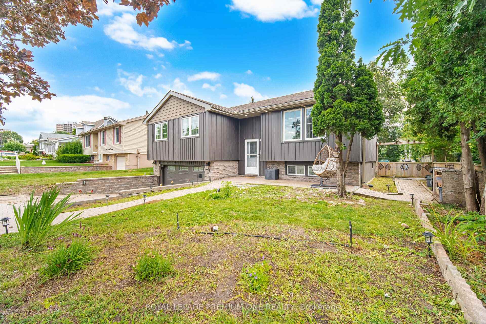 Photo 3 of 46 Lillian Crescent, Barrie, Sunnidale — HOMEH