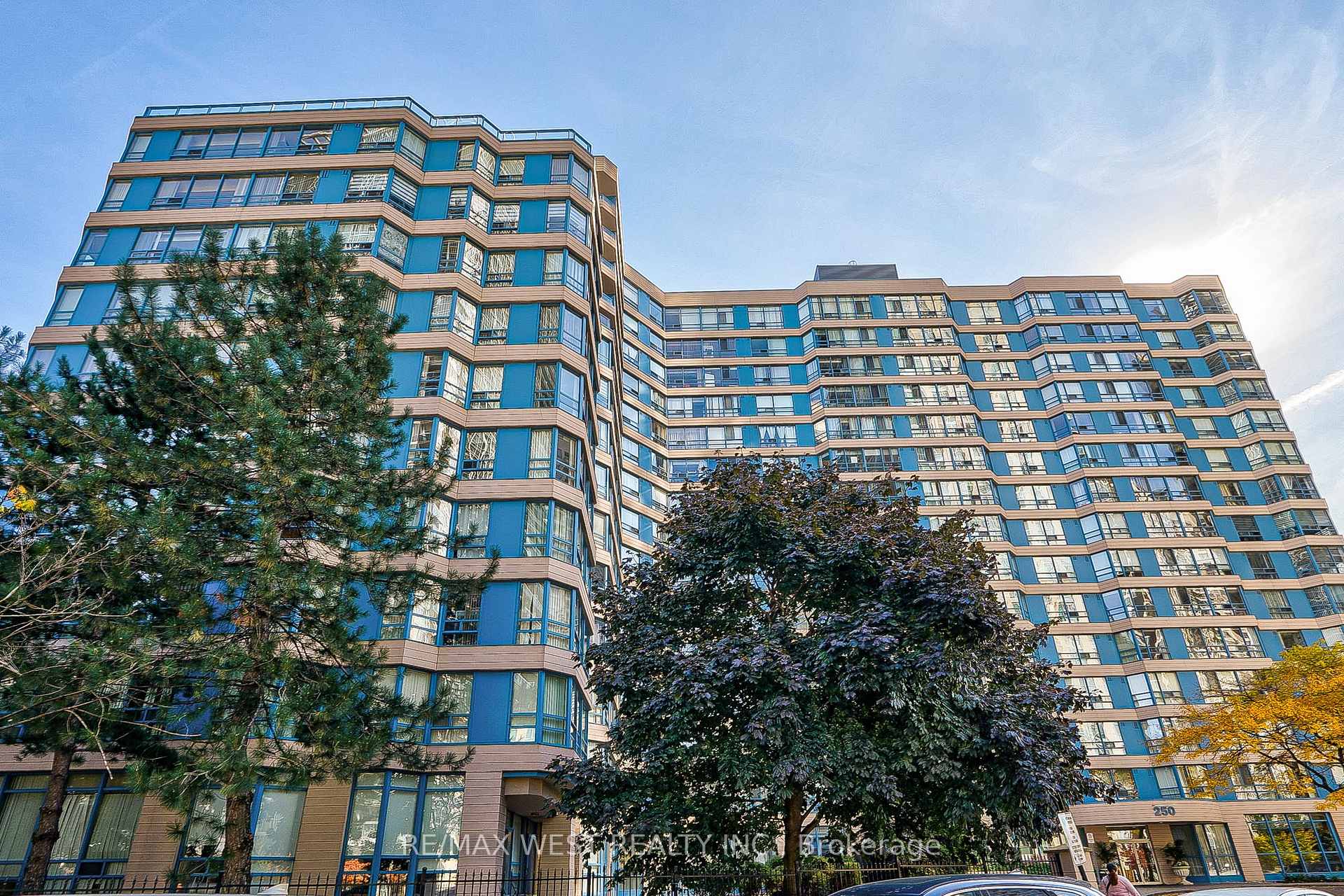 Photo 2 of Unit 503, 250 Webb Drive, Mississauga, City Centre — HOMEH