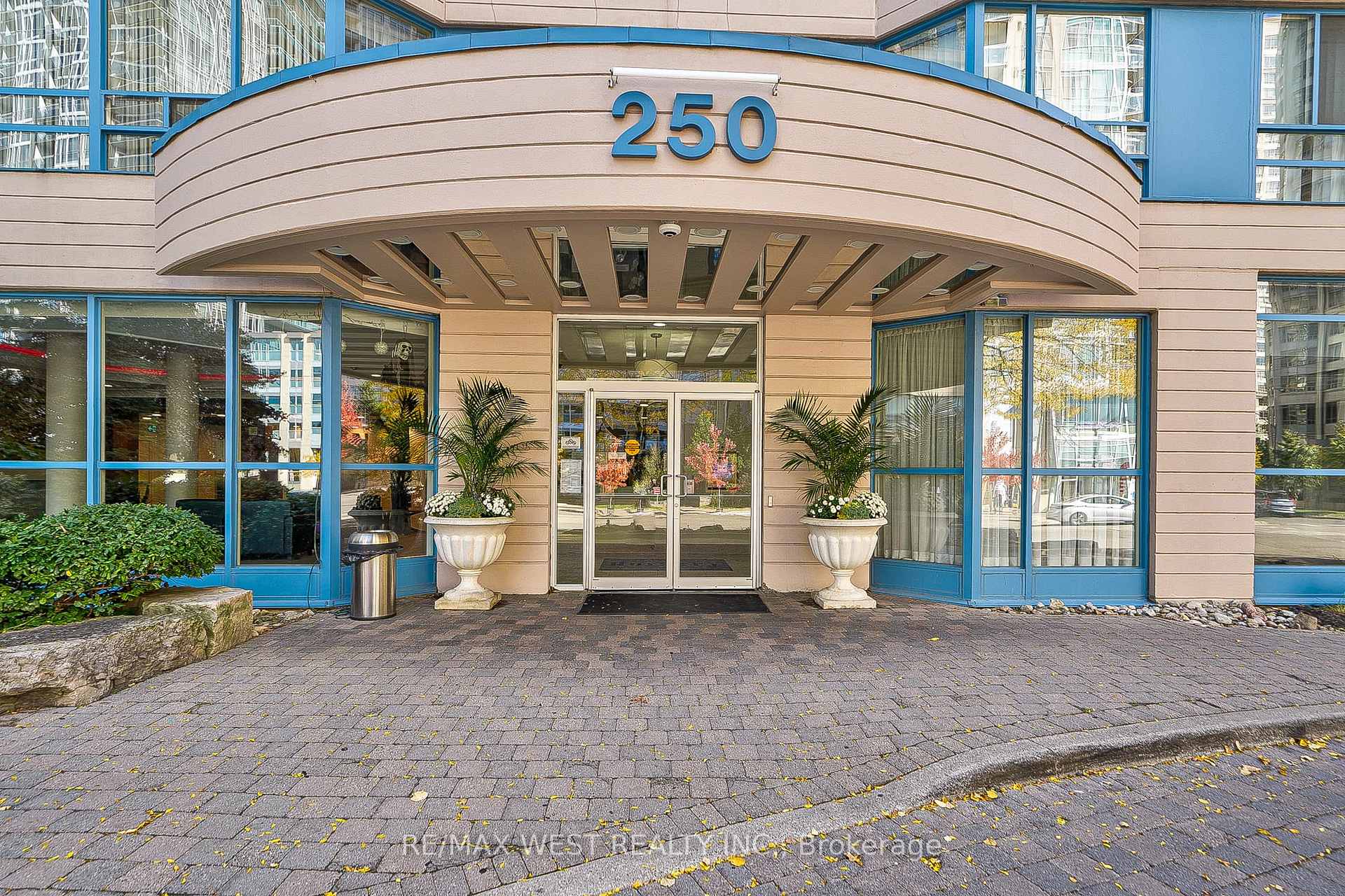 Photo 3 of Unit 503, 250 Webb Drive, Mississauga, City Centre — HOMEH