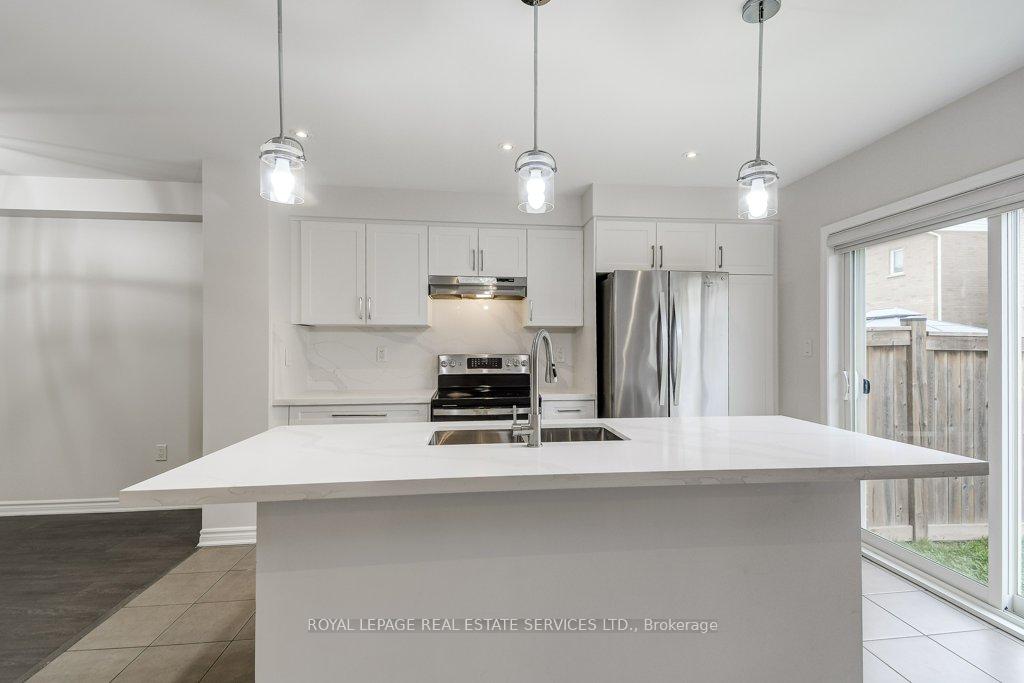 Photo 11 of 329 Gooding Crescent, Milton, Ford — HOMEH