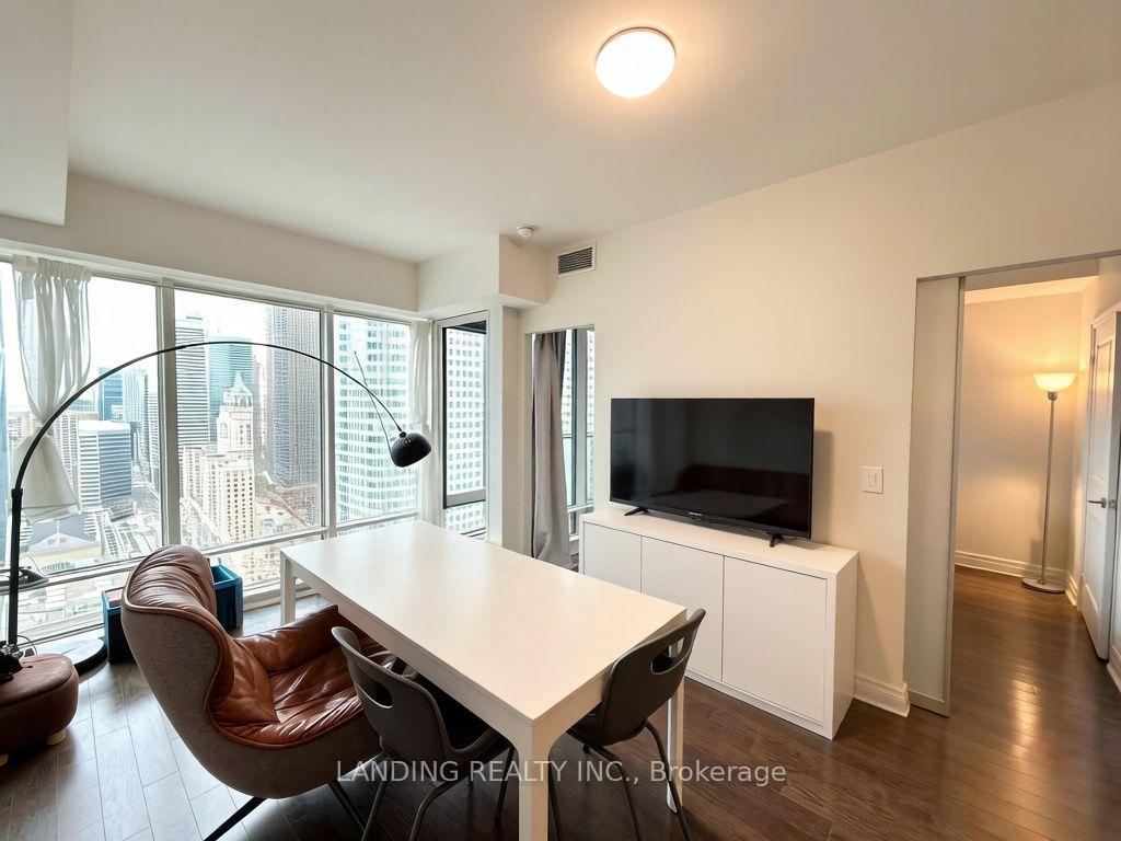 Photo 4 of Unit 3304, 8 The Esplanade Avenue, Toronto, Waterfront Communities — HOMEH