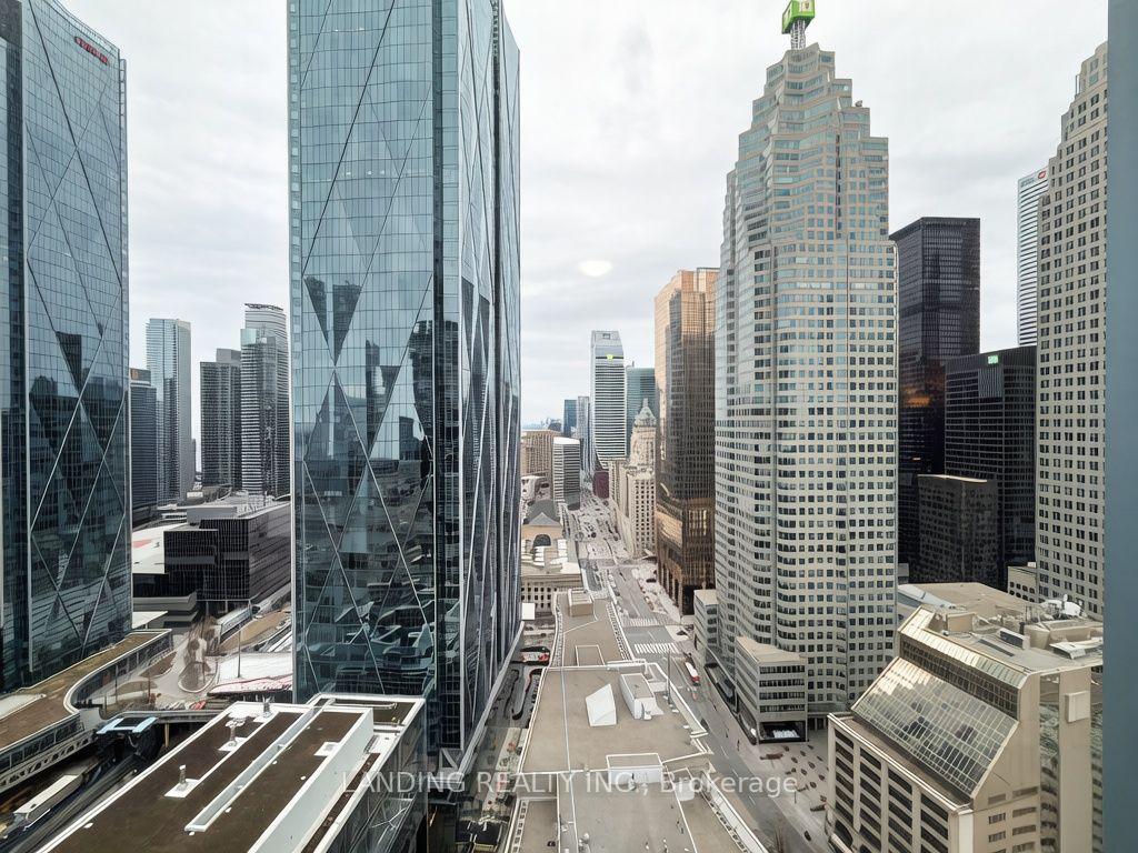Photo 7 of Unit 3304, 8 The Esplanade Avenue, Toronto, Waterfront Communities — HOMEH