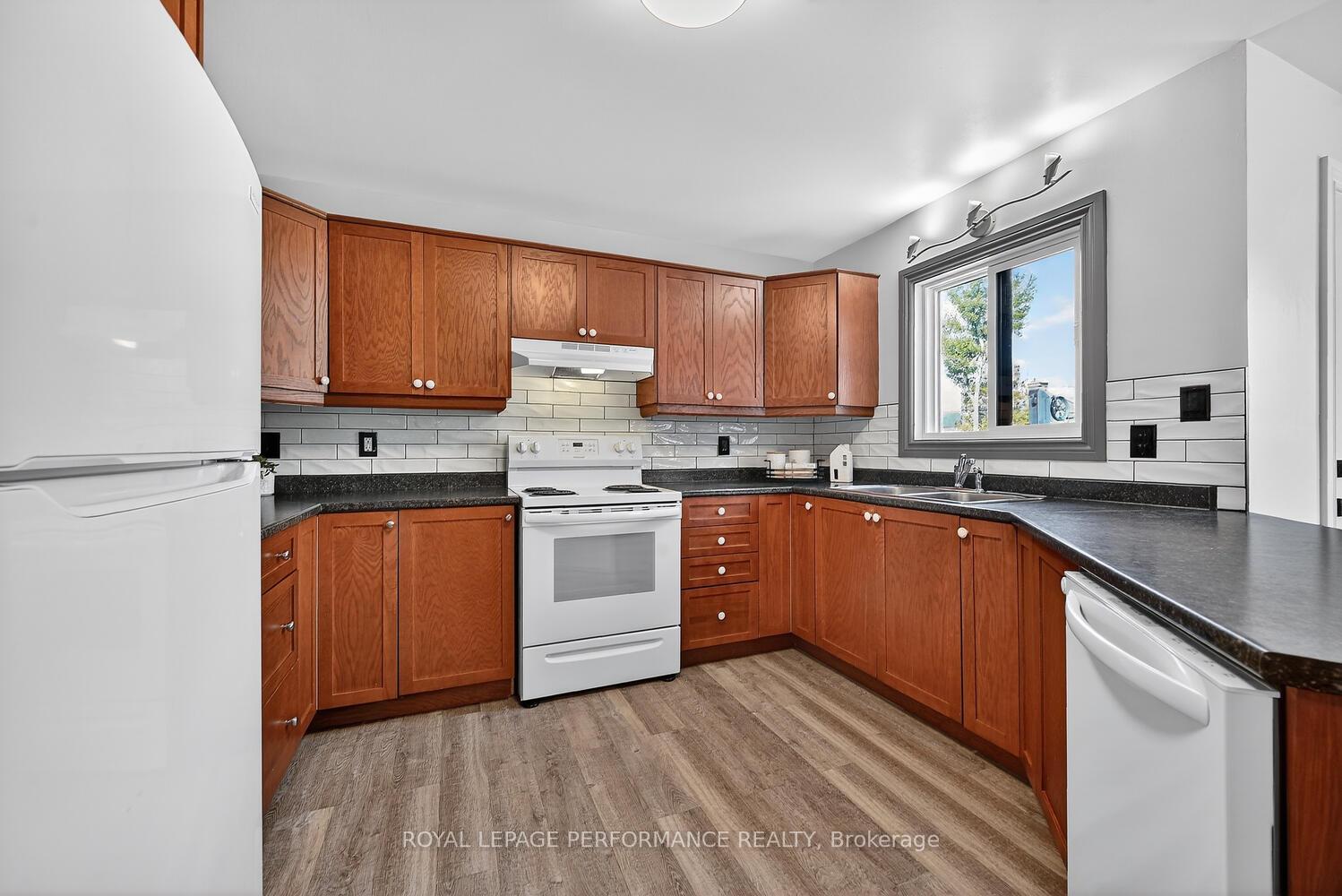 Photo 14 of 107 Lorne Street, Smiths Falls, Smiths Falls — HOMEH