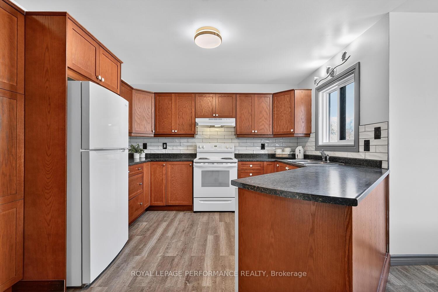 Photo 15 of 107 Lorne Street, Smiths Falls, Smiths Falls — HOMEH