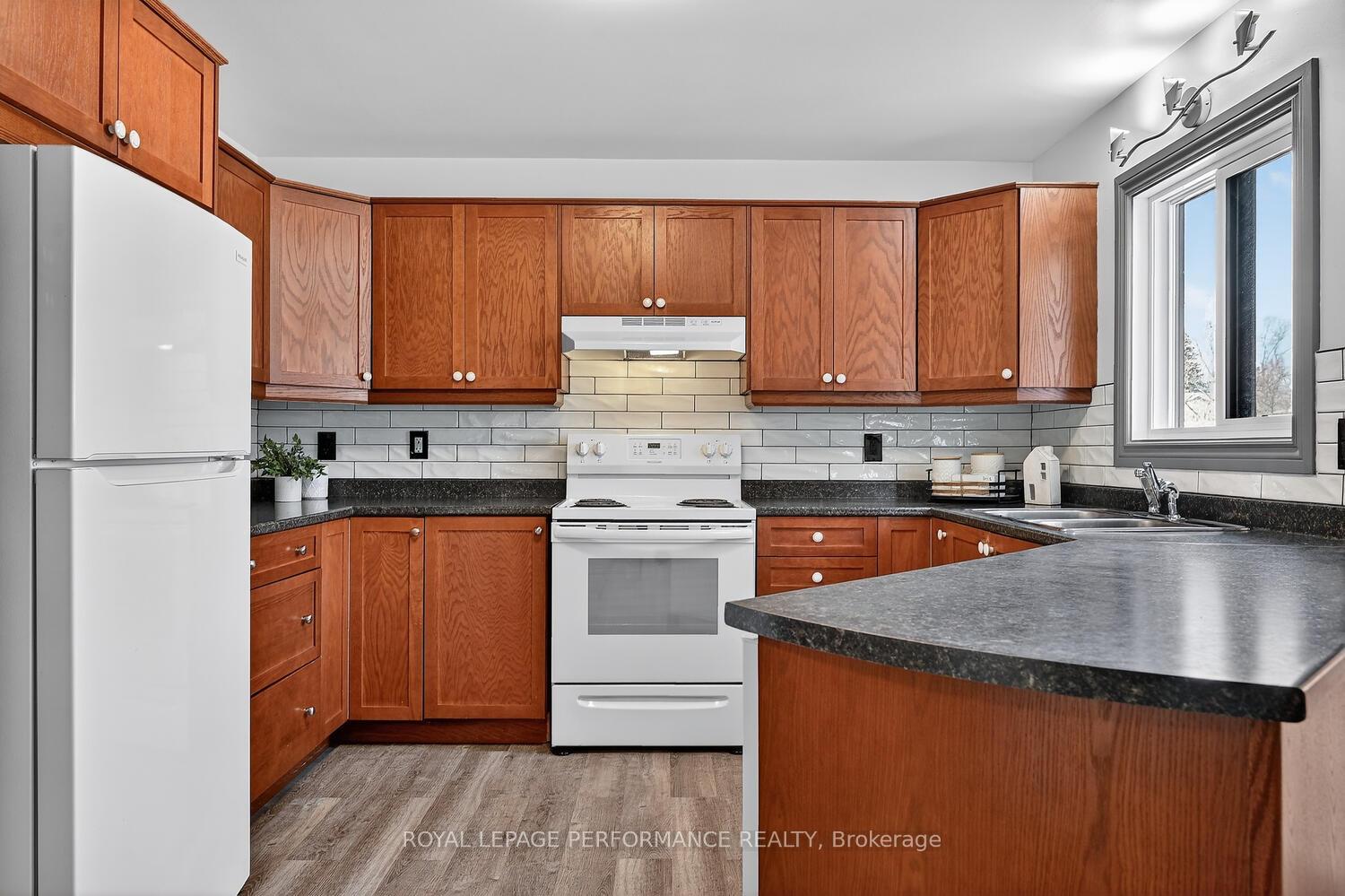 Photo 16 of 107 Lorne Street, Smiths Falls, Smiths Falls — HOMEH